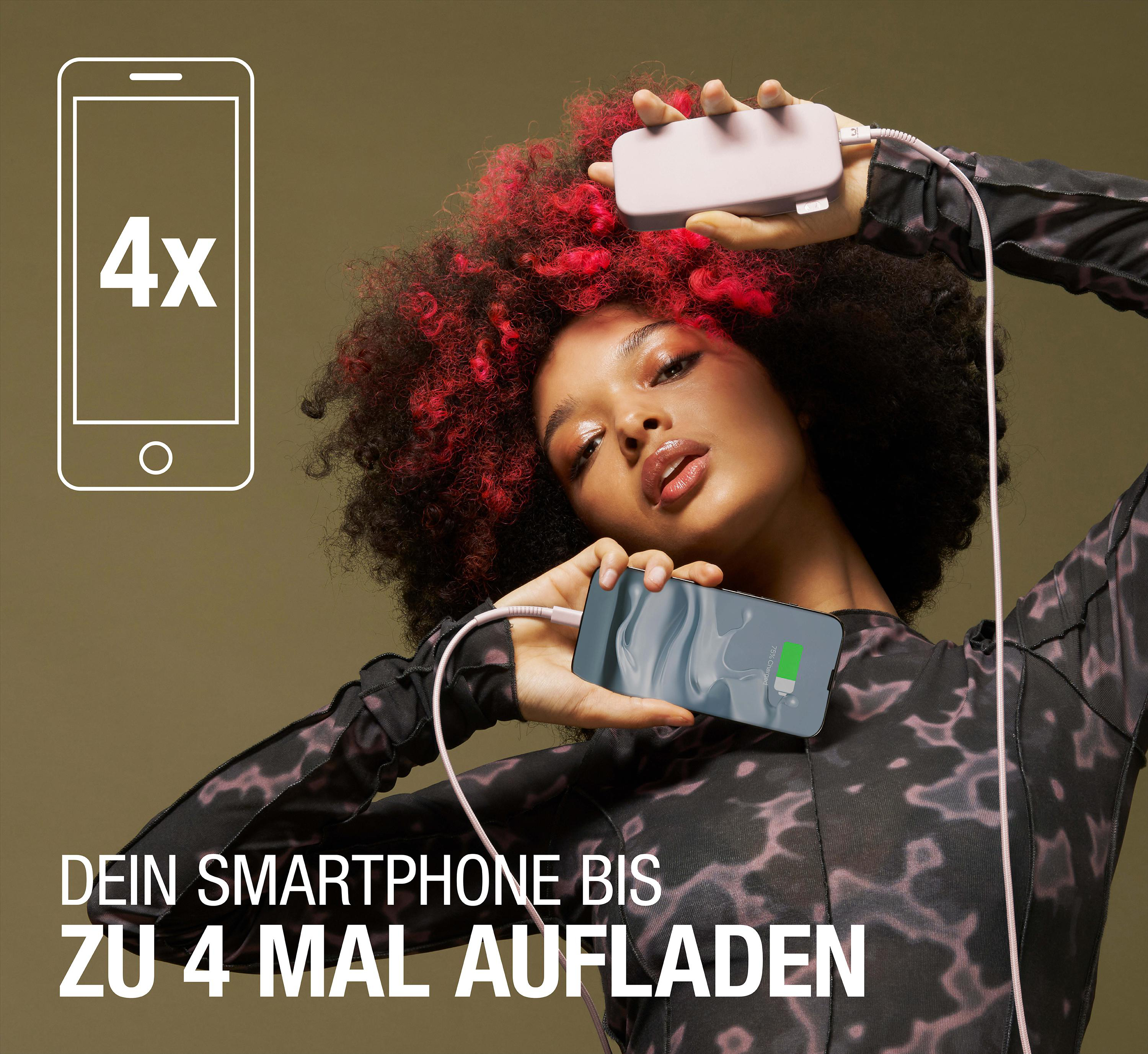 Eine Frau mit roten Haaren hält ein Telefon und eine Powerbank. Text: 'Laden Sie Ihr Telefon bis zu 4x auf'.