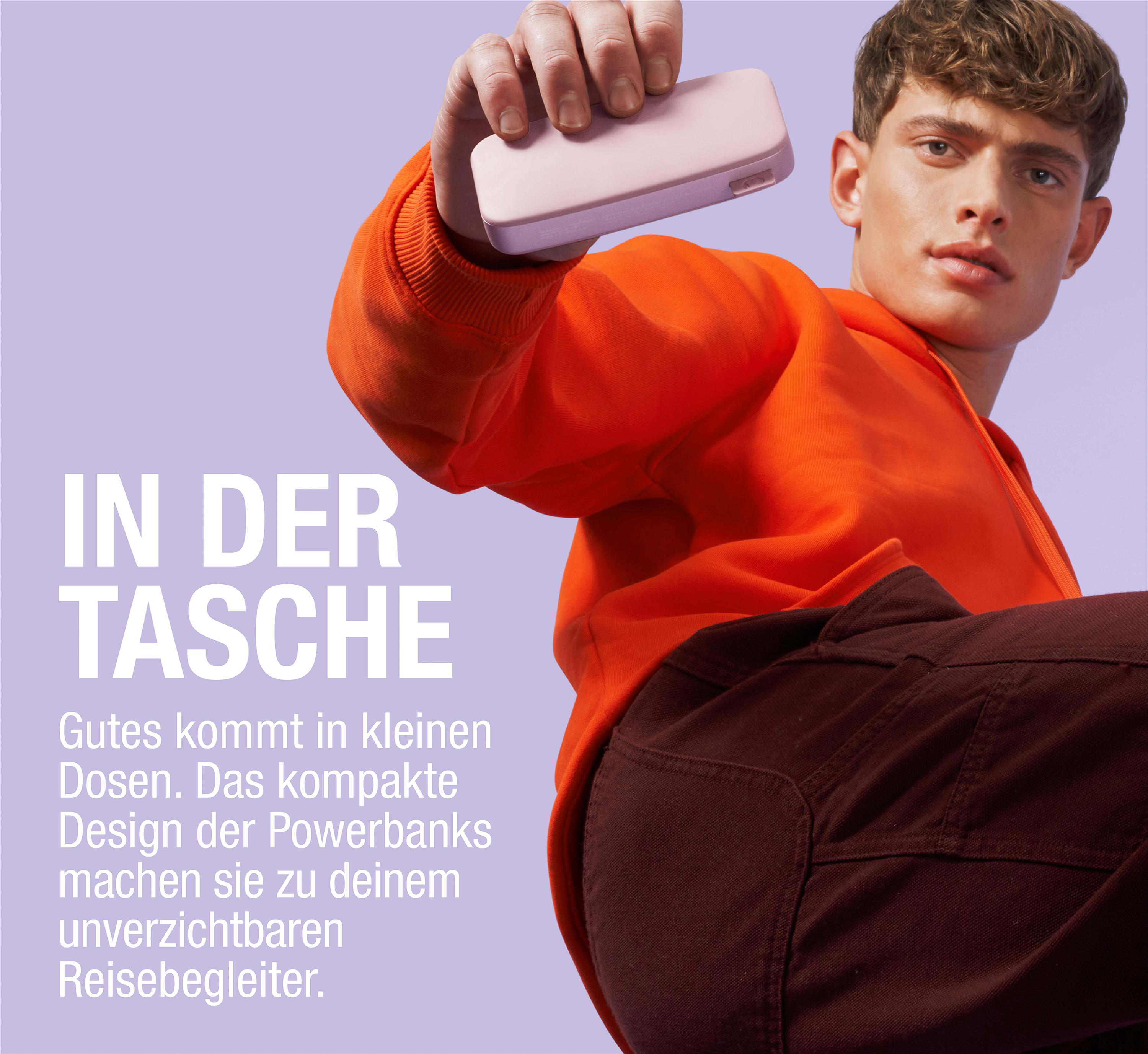Mann hält eine rosa Powerbank. Text: 'IN DER TASCHE'.