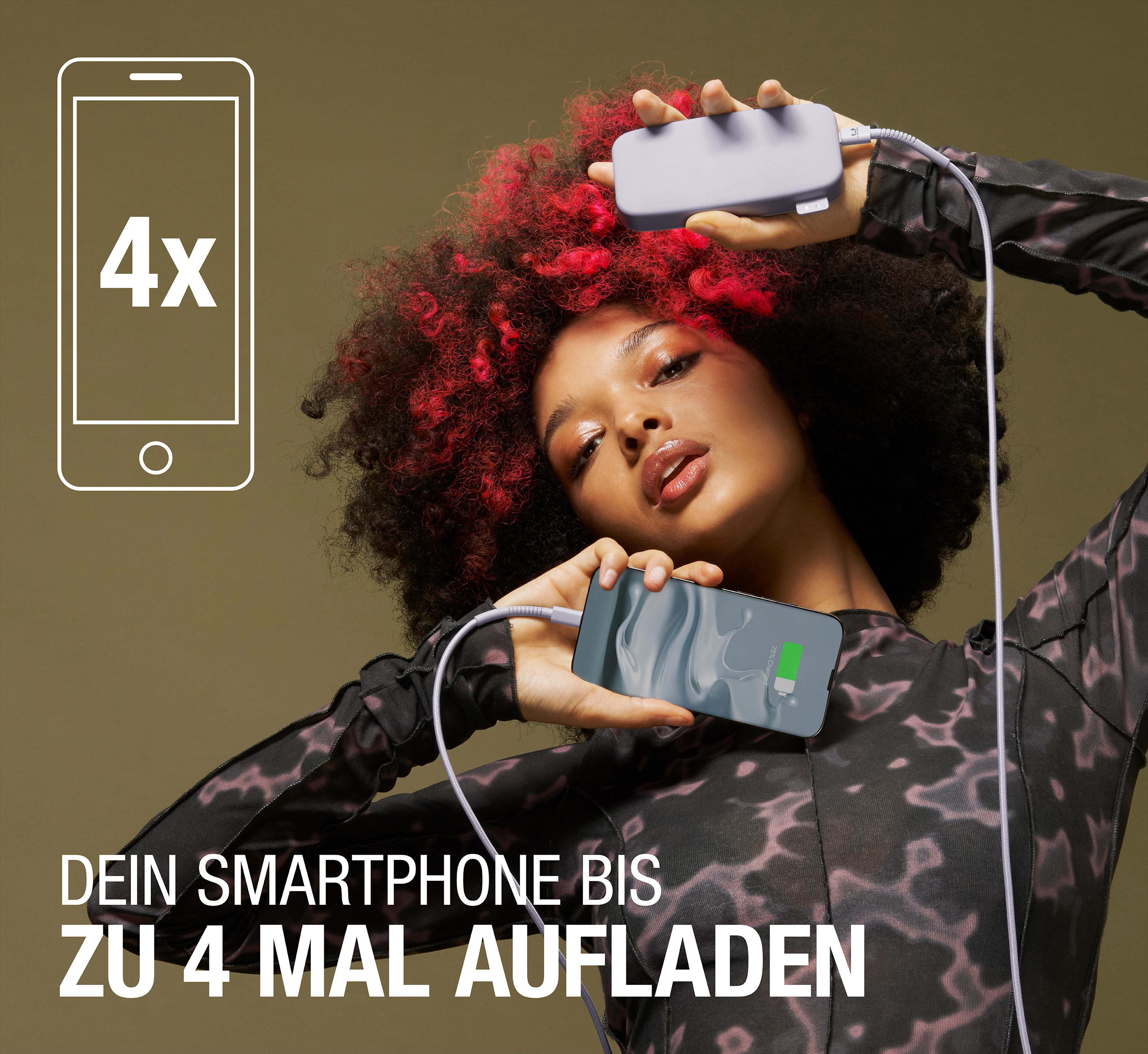 Frau, die ein Telefon mit einer Powerbank auflädt.