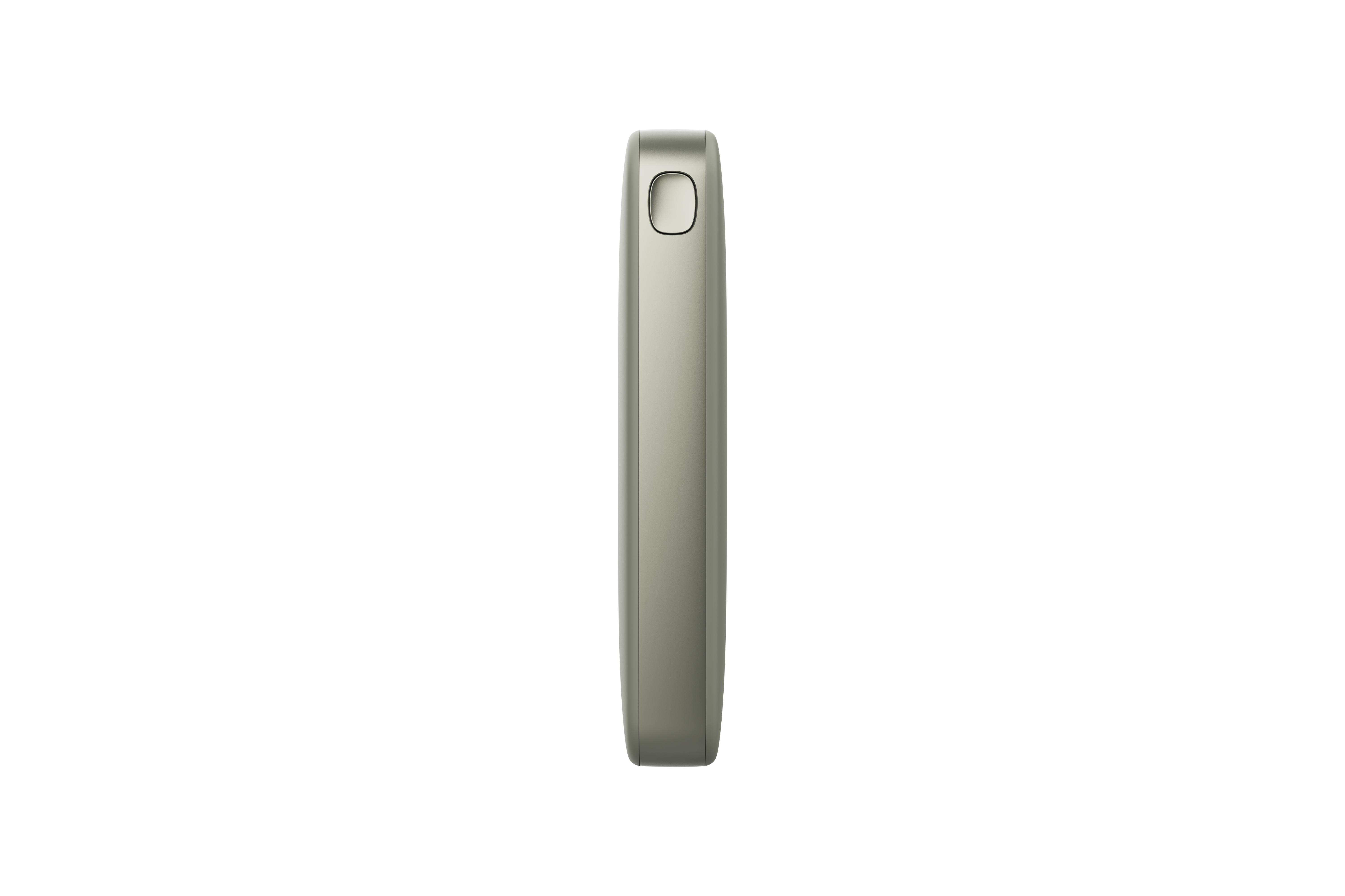 Silberne, schlanke Powerbank. Sie hat eine Schlaufe zum Befestigen eines Riemens.