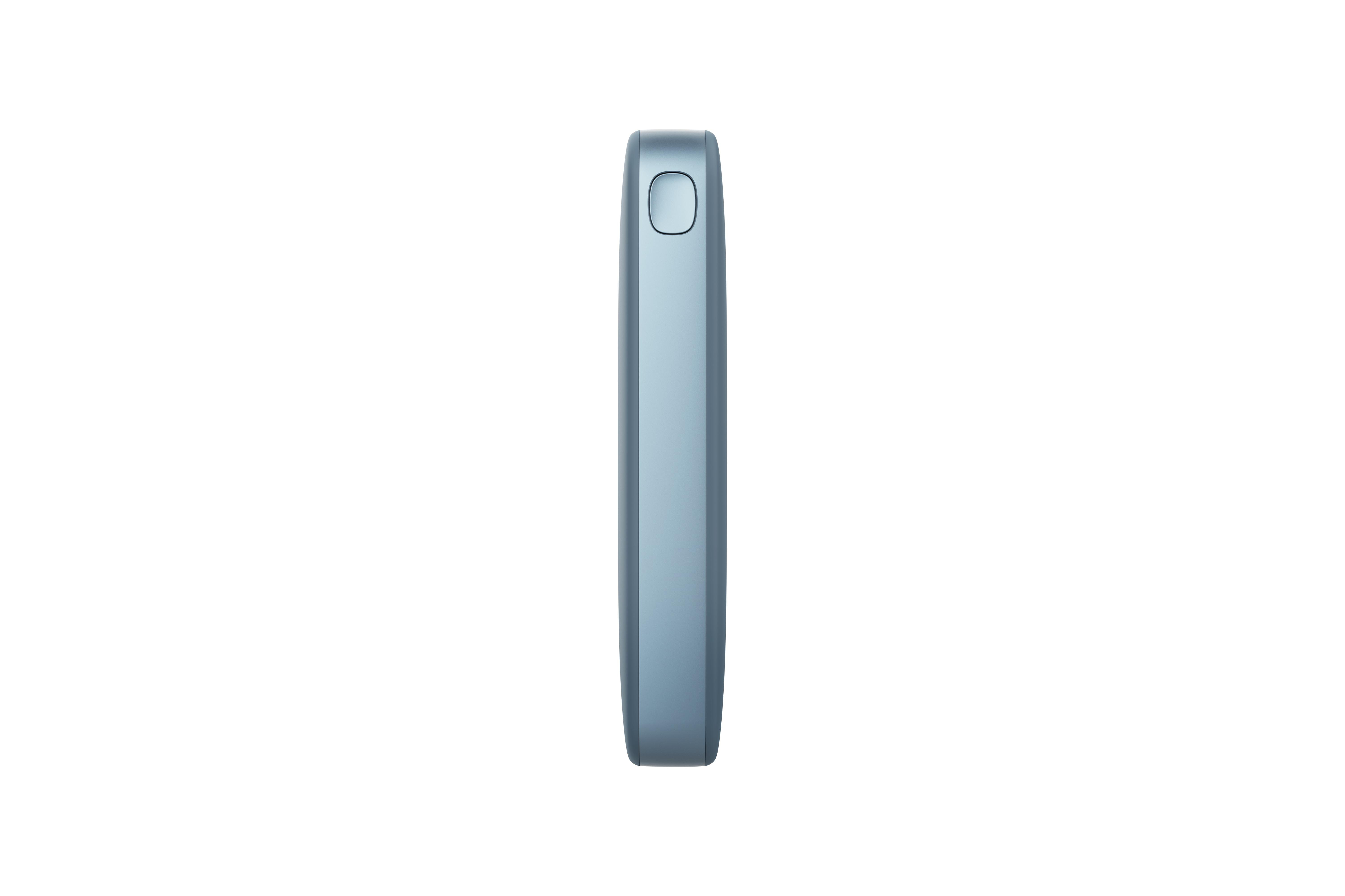 Blaue schlanke Powerbank auf weißem Hintergrund. Das Gerät hat eine abgerundete rechteckige Form.