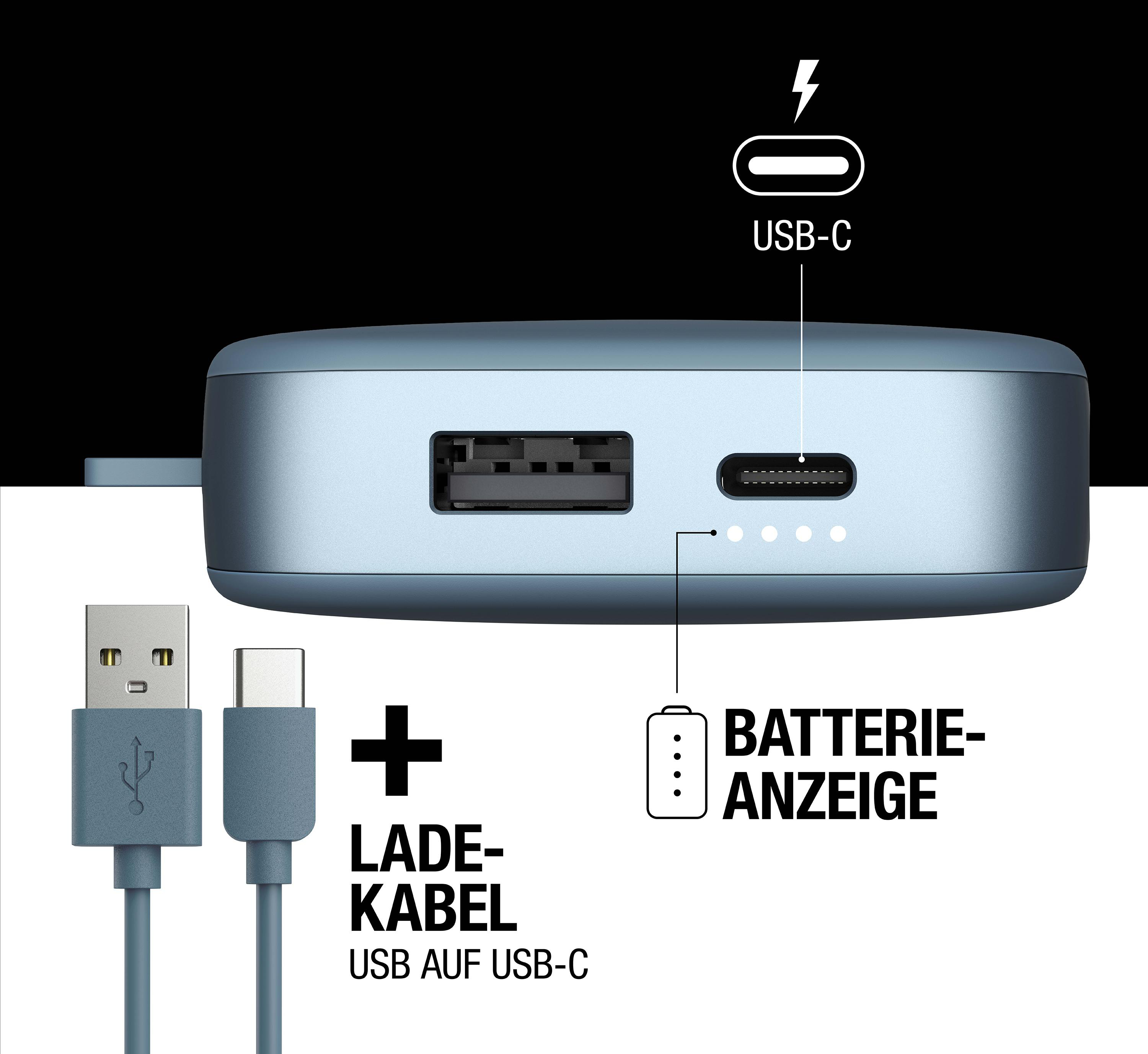Eine blaue Powerbank mit USB-Anschlüssen und einer Batterieanzeige. USB- und USB-C-Kabel sind ebenfalls vorhanden.