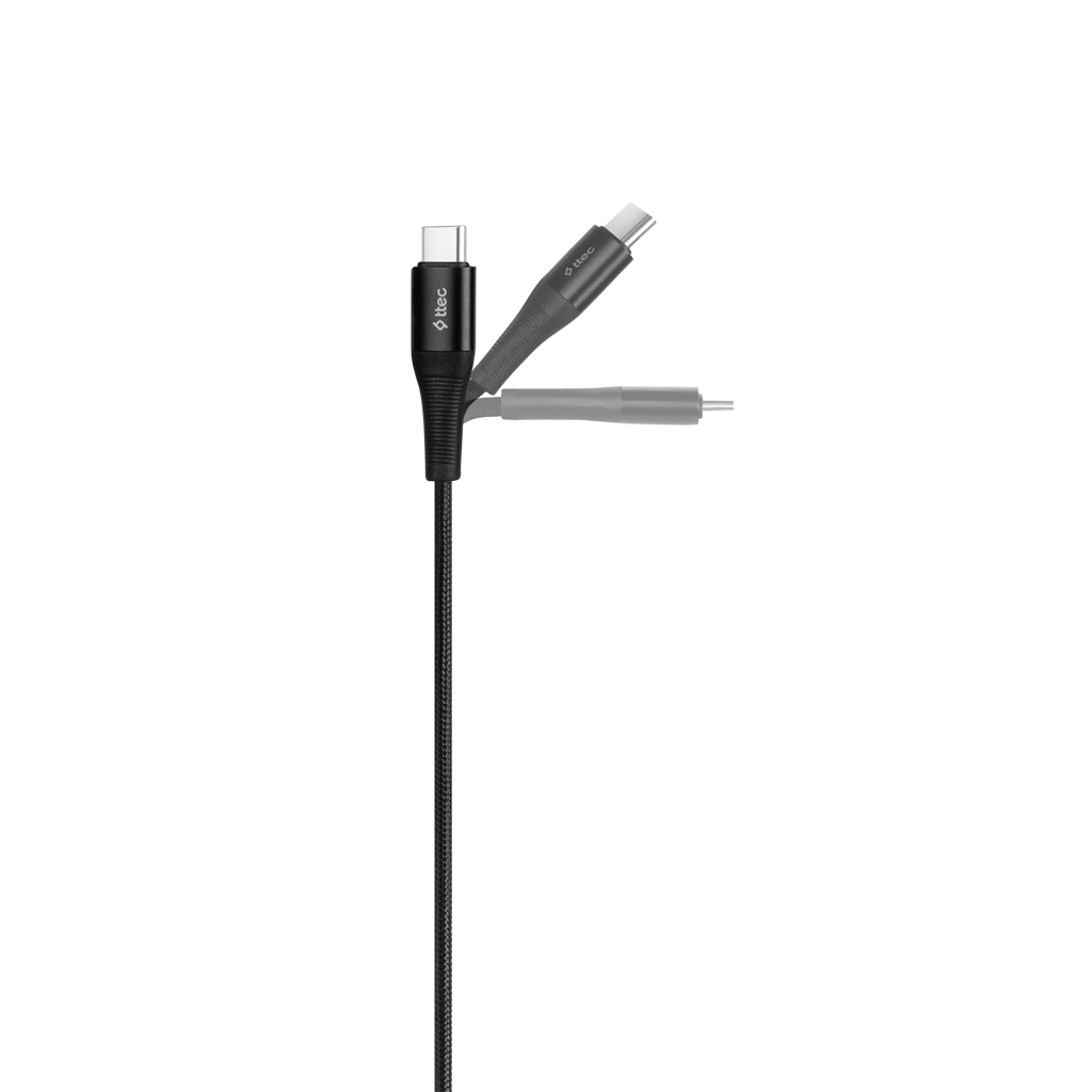 Üç farklı konektöre sahip siyah bir USB-C şarj kablosu.