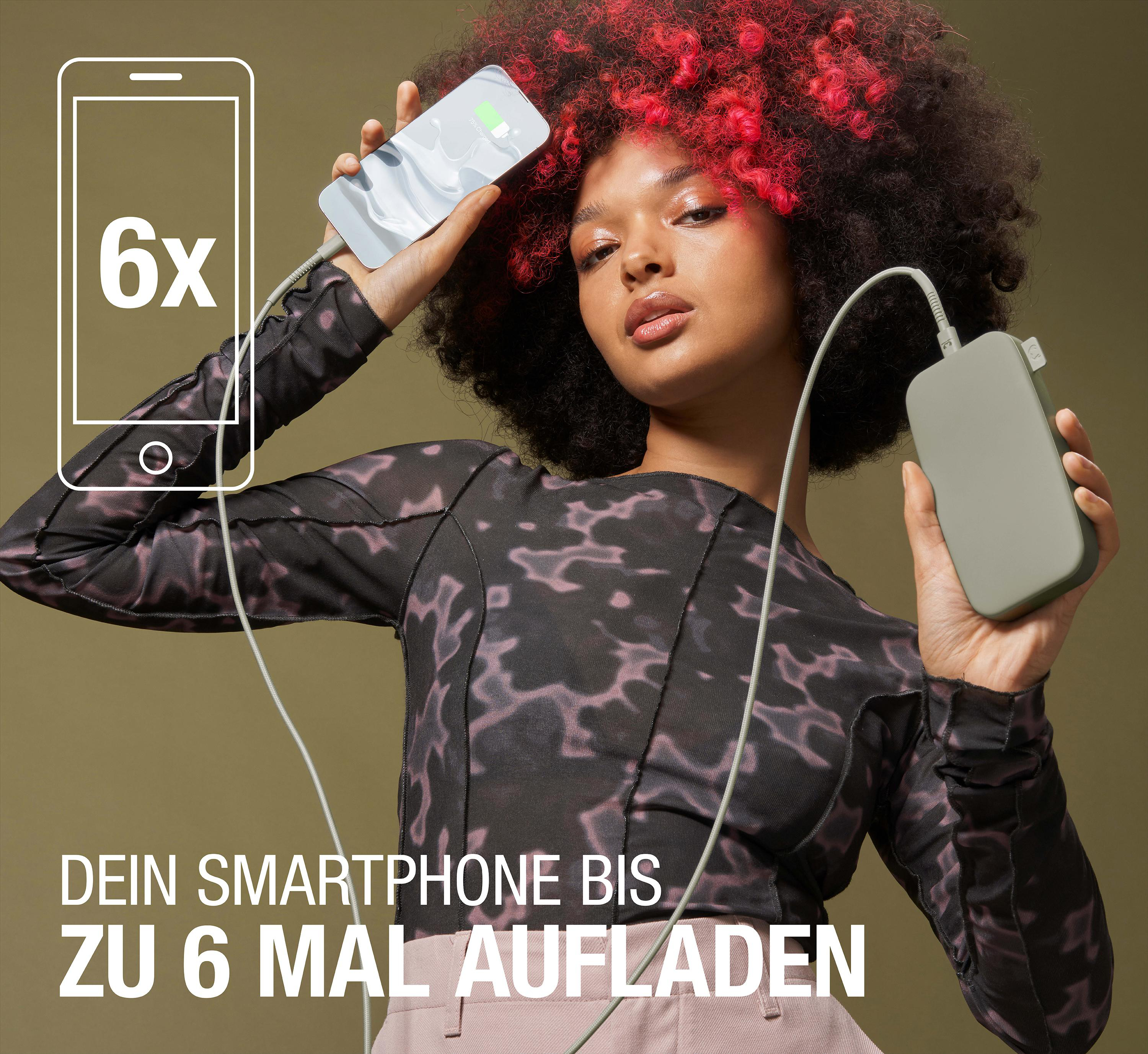 Frau hält Telefon und Powerbank, lädt Telefon. Text: 'Laden Sie Ihr Telefon 6x'.