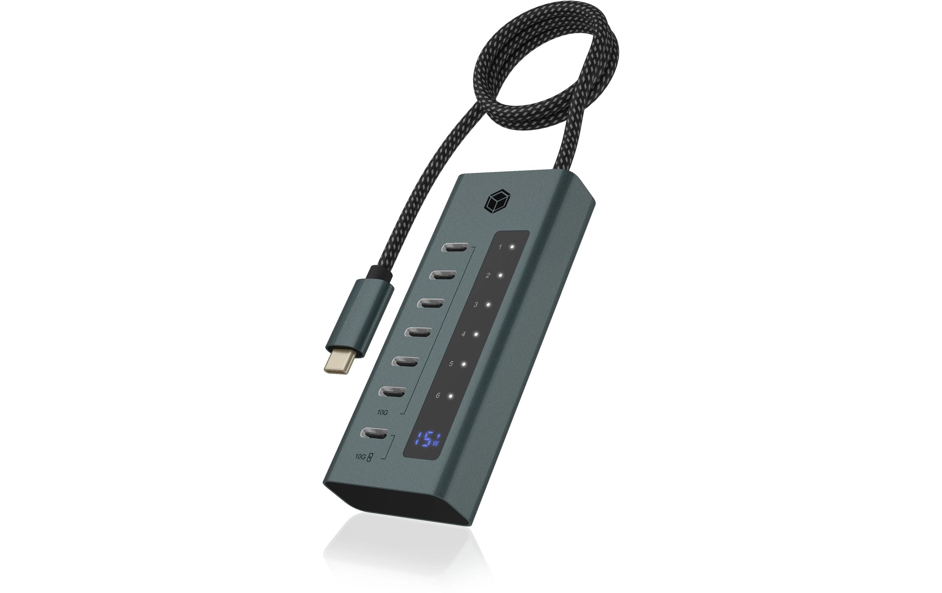 Un hub USB gris avec un câble tressé. Il possède plusieurs ports et un affichage numérique indiquant 15W.