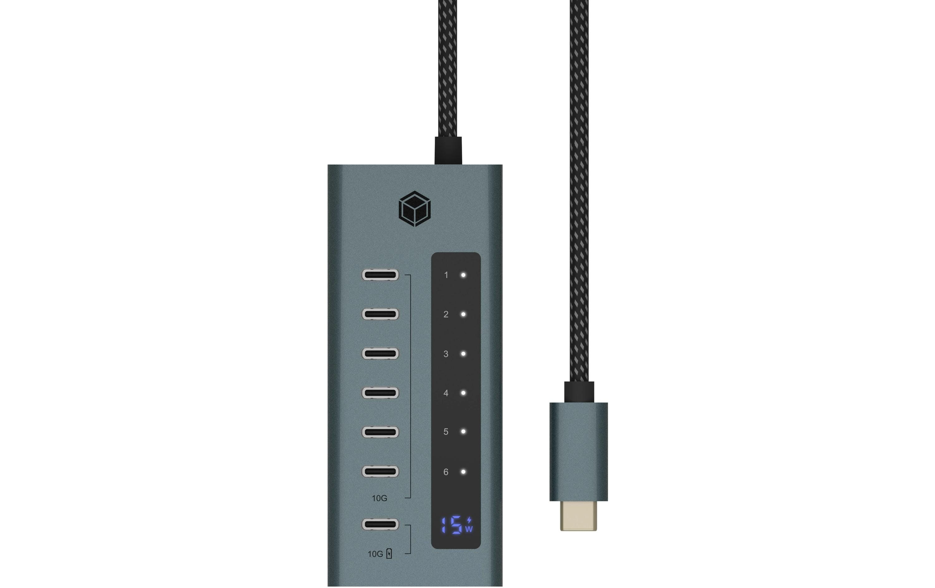 Un hub USB gris avec plusieurs ports, un affichage d'alimentation et un câble tressé avec un connecteur USB-C.
