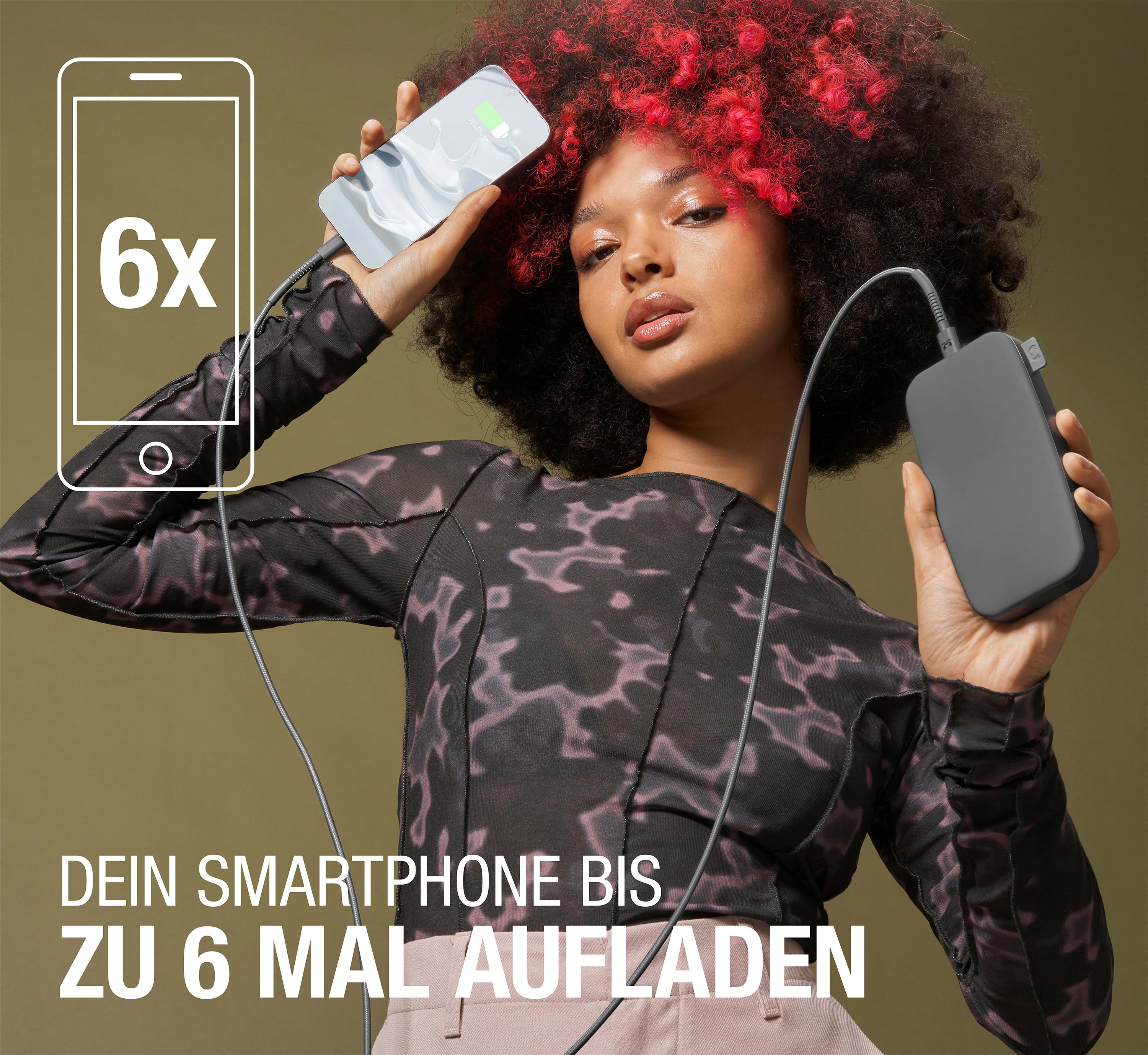 Frau hält ein Telefon, das mit einer Powerbank geladen wird. Der Text lautet: 'Laden Sie Ihr Telefon bis zu 6 Mal'.