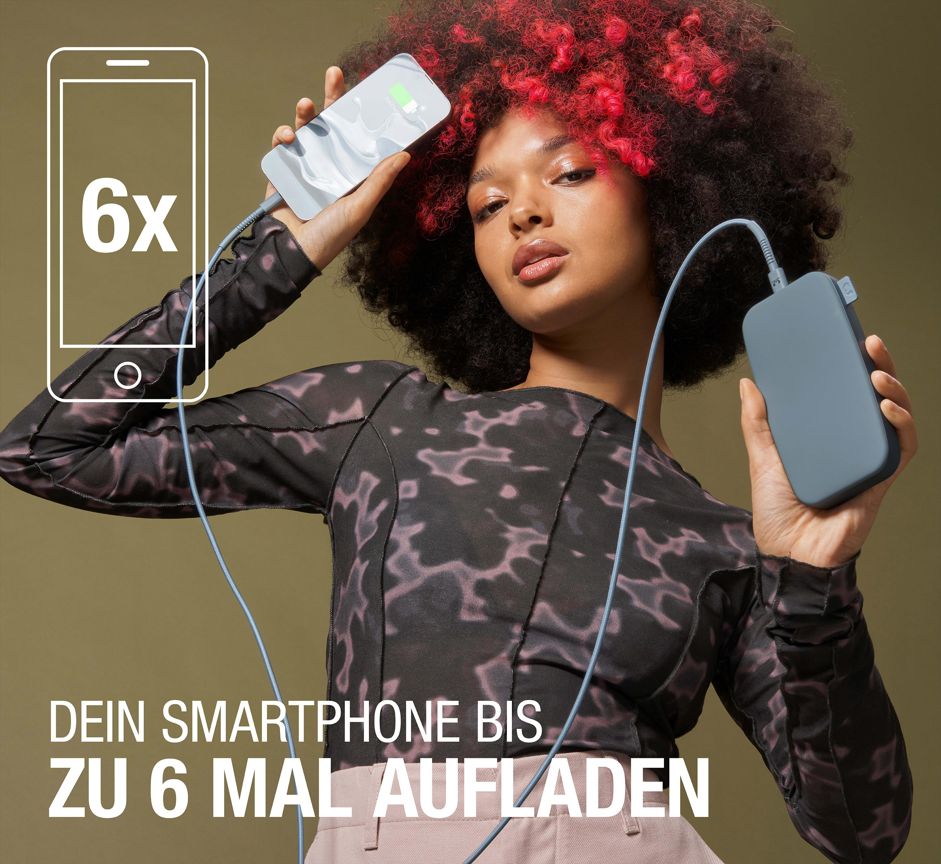 Frau hält Telefon, lädt es mit Powerbank auf. Text: Telefon bis zu 6x aufladen.