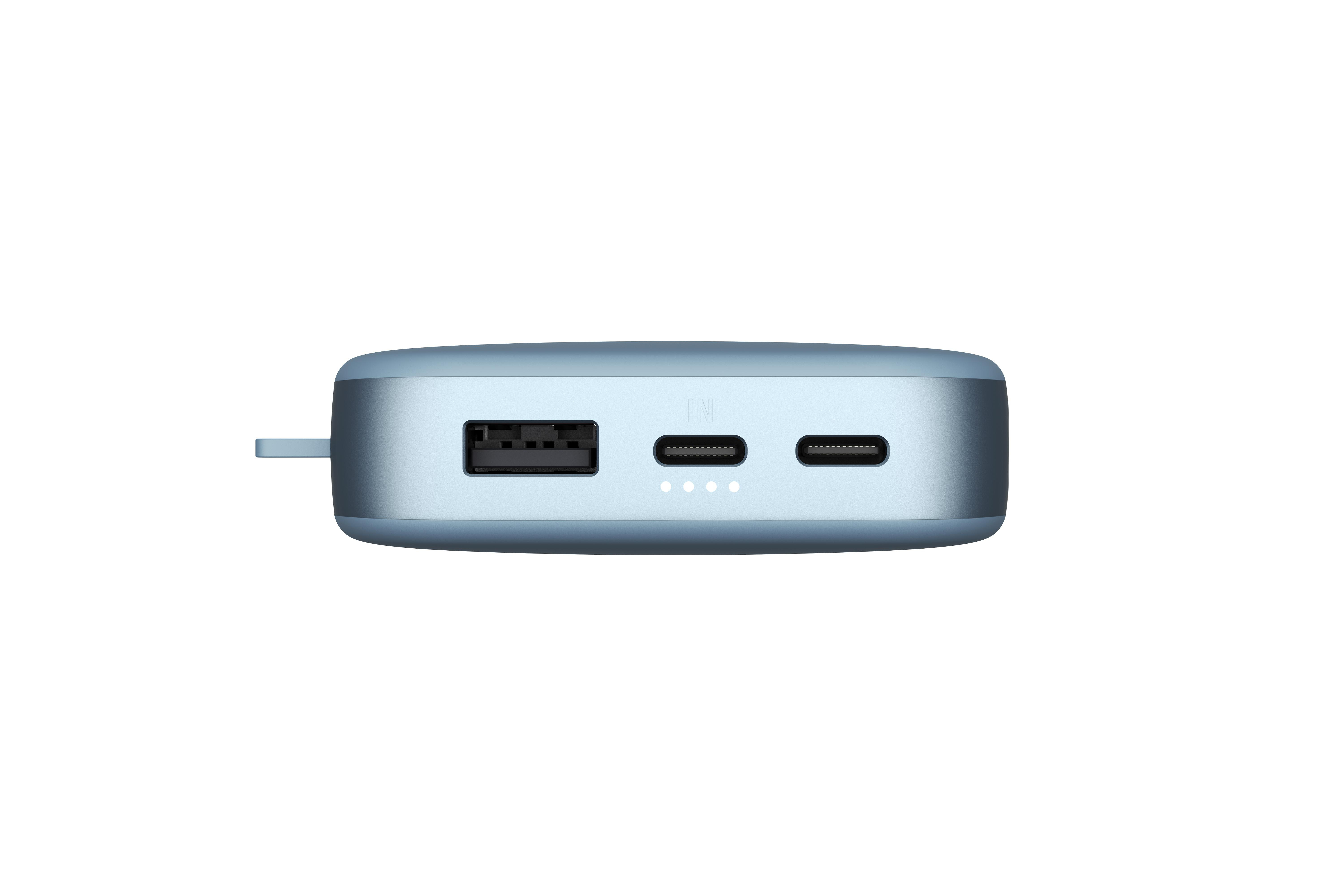 Hellblaue Powerbank, Seitenansicht. Mit USB-, IN- und Typ-C-Anschlüssen. Weißer Hintergrund.