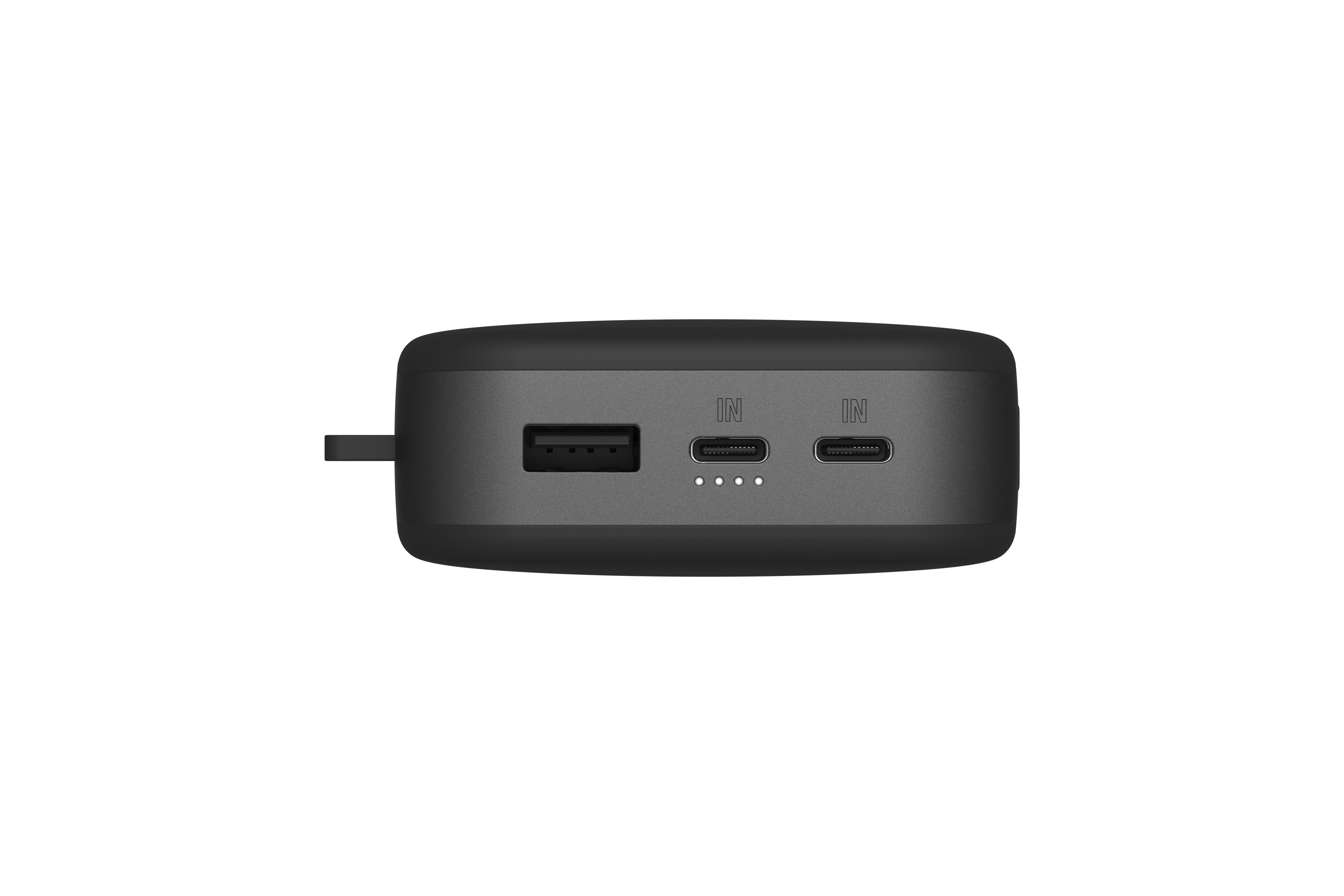 Schwarze Powerbank mit USB- und USB-C-Anschlüssen und einem Power-Button. Weißer Hintergrund.