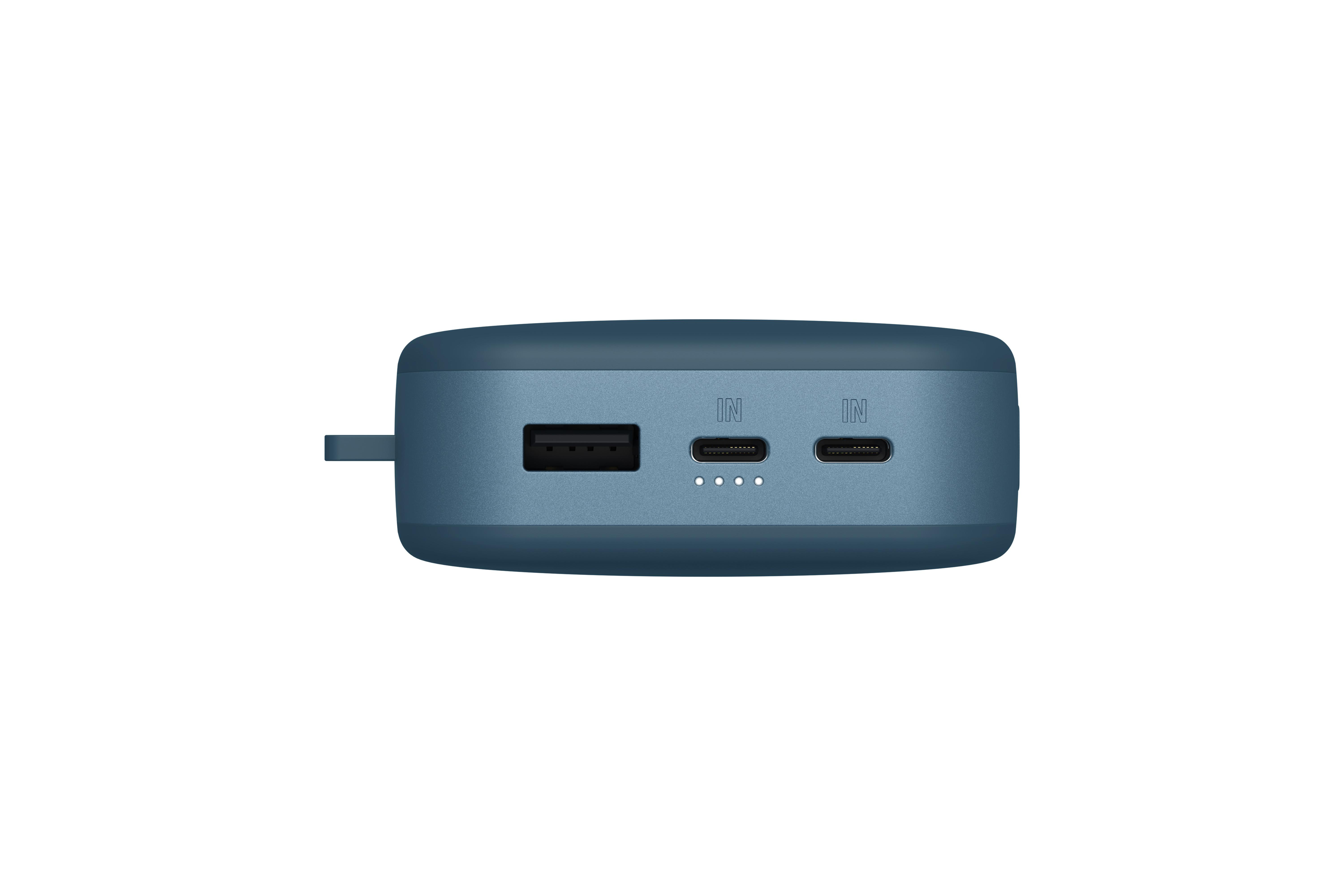 Nahaufnahme einer blauen Powerbank mit USB- und USB-C-Anschlüssen. Weißer Hintergrund.