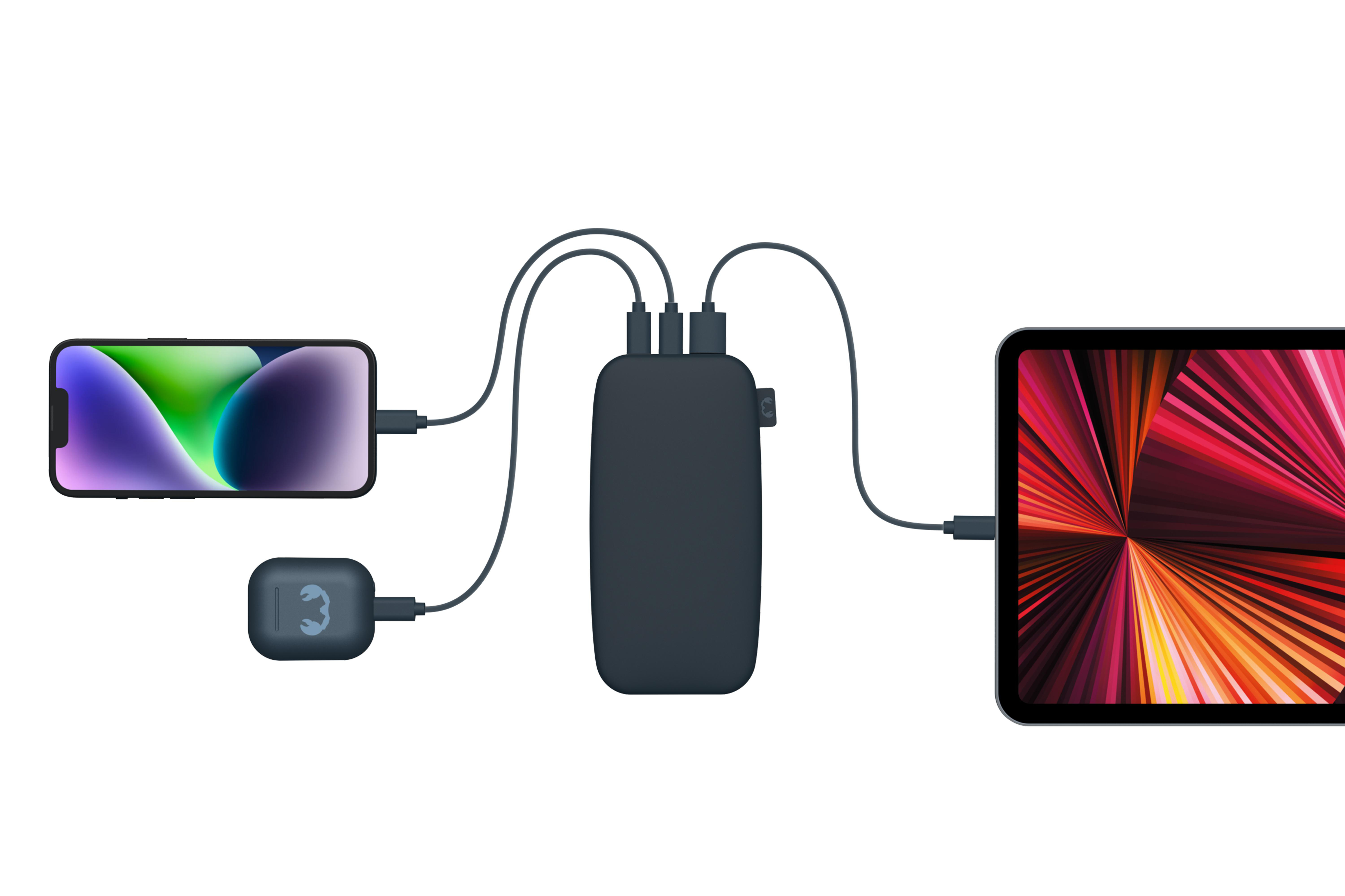 Eine Powerbank lädt ein Telefon, Ohrhörer und ein Tablet, alles vor weißem Hintergrund.