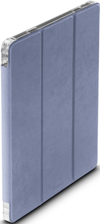 Eine blaue Tablethülle, geschlossen, mit klarer Kunststoffecke und dem Markennamen 'hama'.