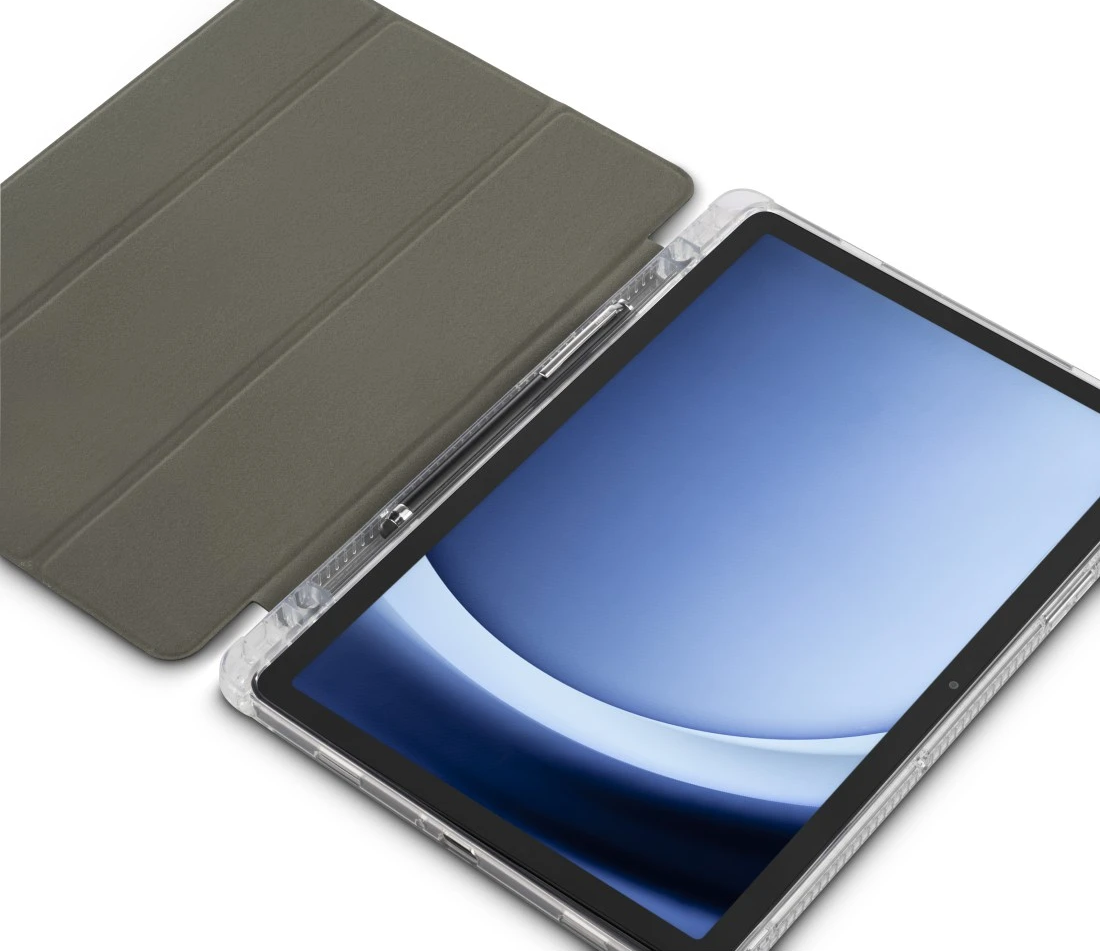 Un tablet con una penna è mostrato. Lo schermo è acceso e la cover è aperta, entrambi su una superficie bianca.