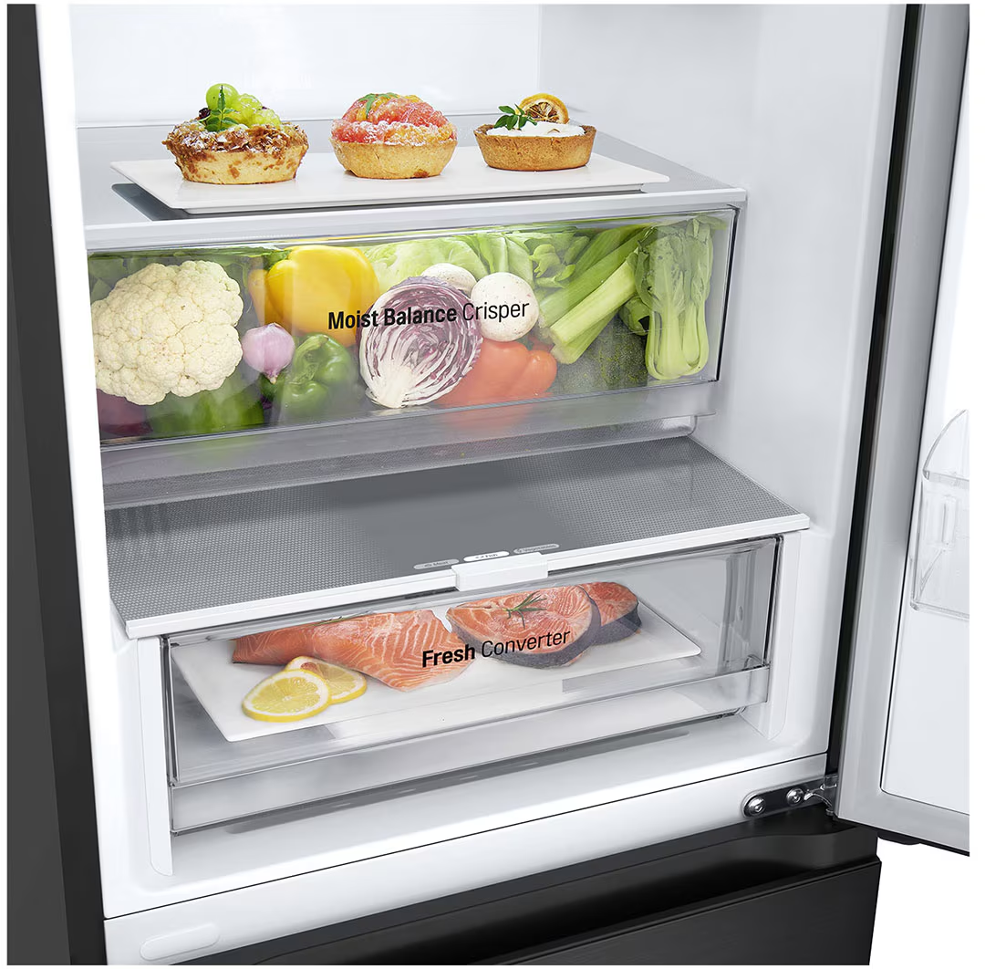 Intérieur de réfrigérateur montrant des tiroirs de produits et des étagères avec des aliments.