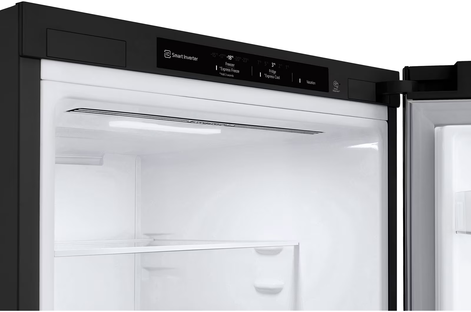 À l'intérieur d'un réfrigérateur LG noir. Il possède un affichage numérique, une étagère et une lumière.