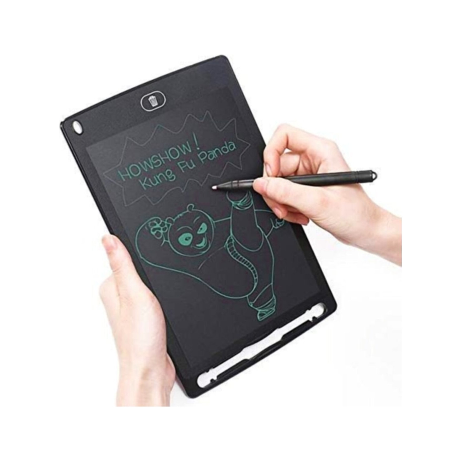 Kung Fu Panda çizimi olan siyah bir çizim tableti. Kişi tablet üzerine çizim yapıyor.