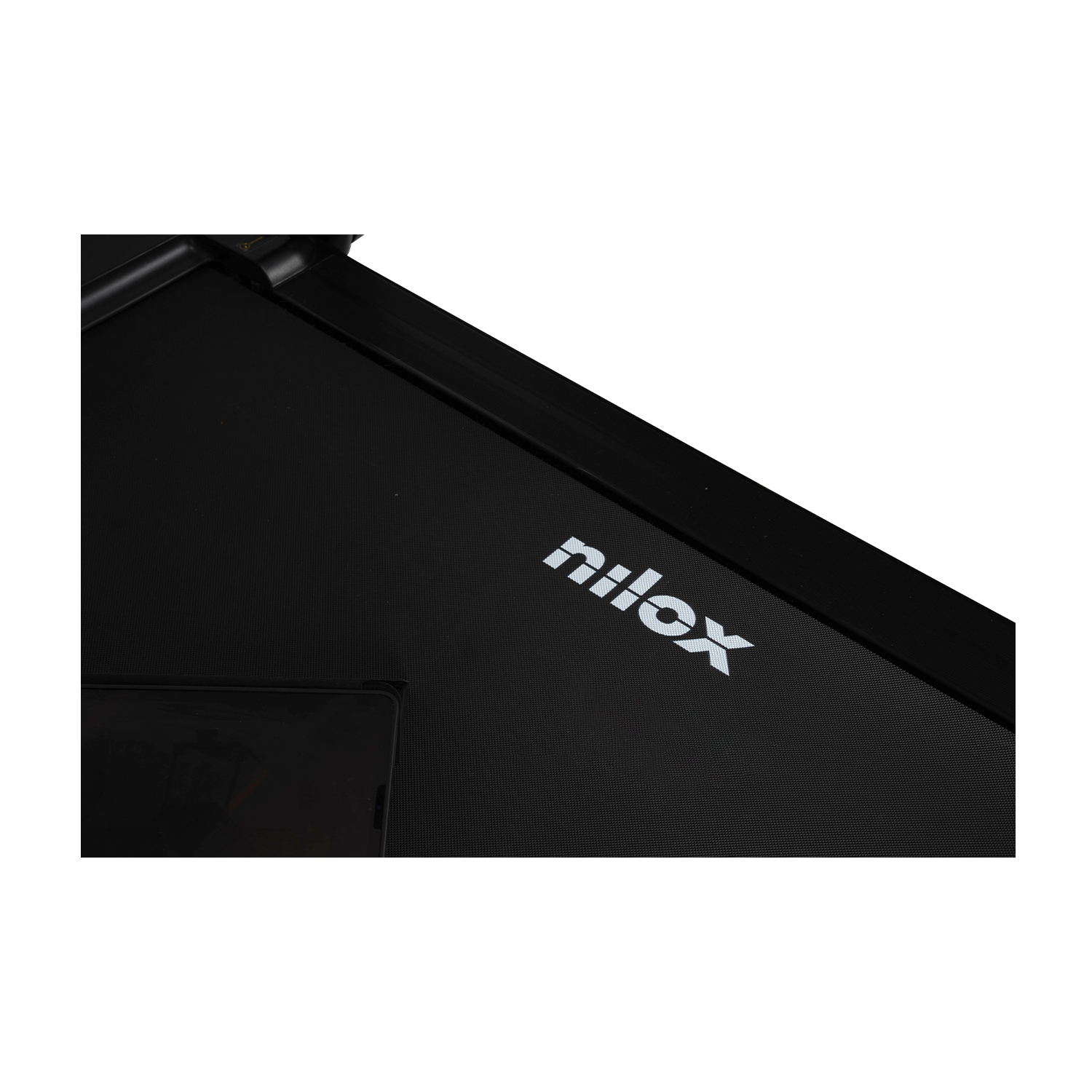 Un tapis roulant nero con il marchio 'nilex'. Il tapis roulant è su uno sfondo bianco.