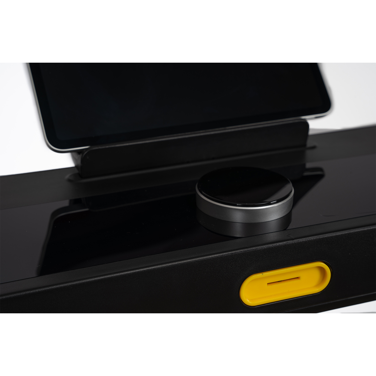 Pannello di controllo nero con tablet, pulsanti e cursore giallo.