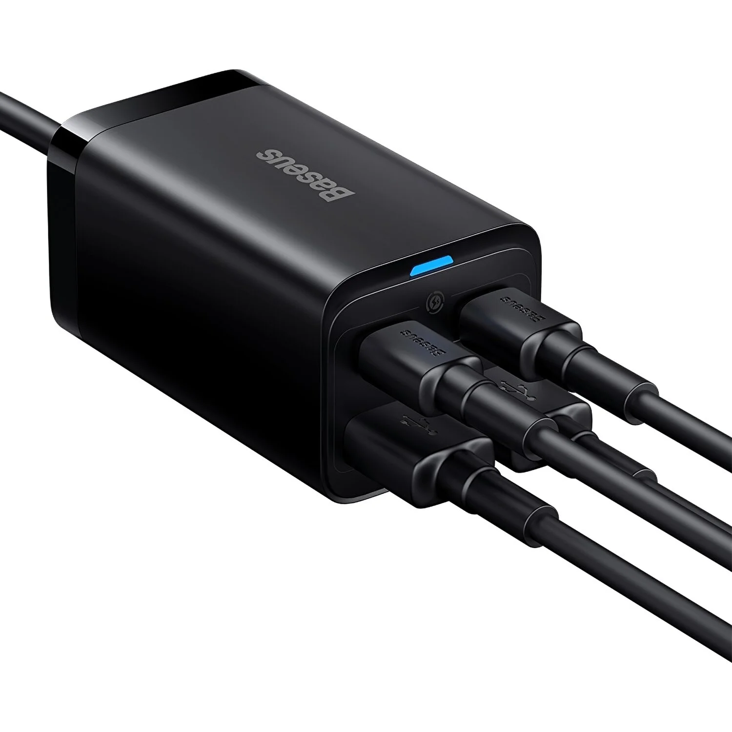 Siyah Baseus şarj cihazı, mavi ışıklı, çoklu USB kabloları takılı.