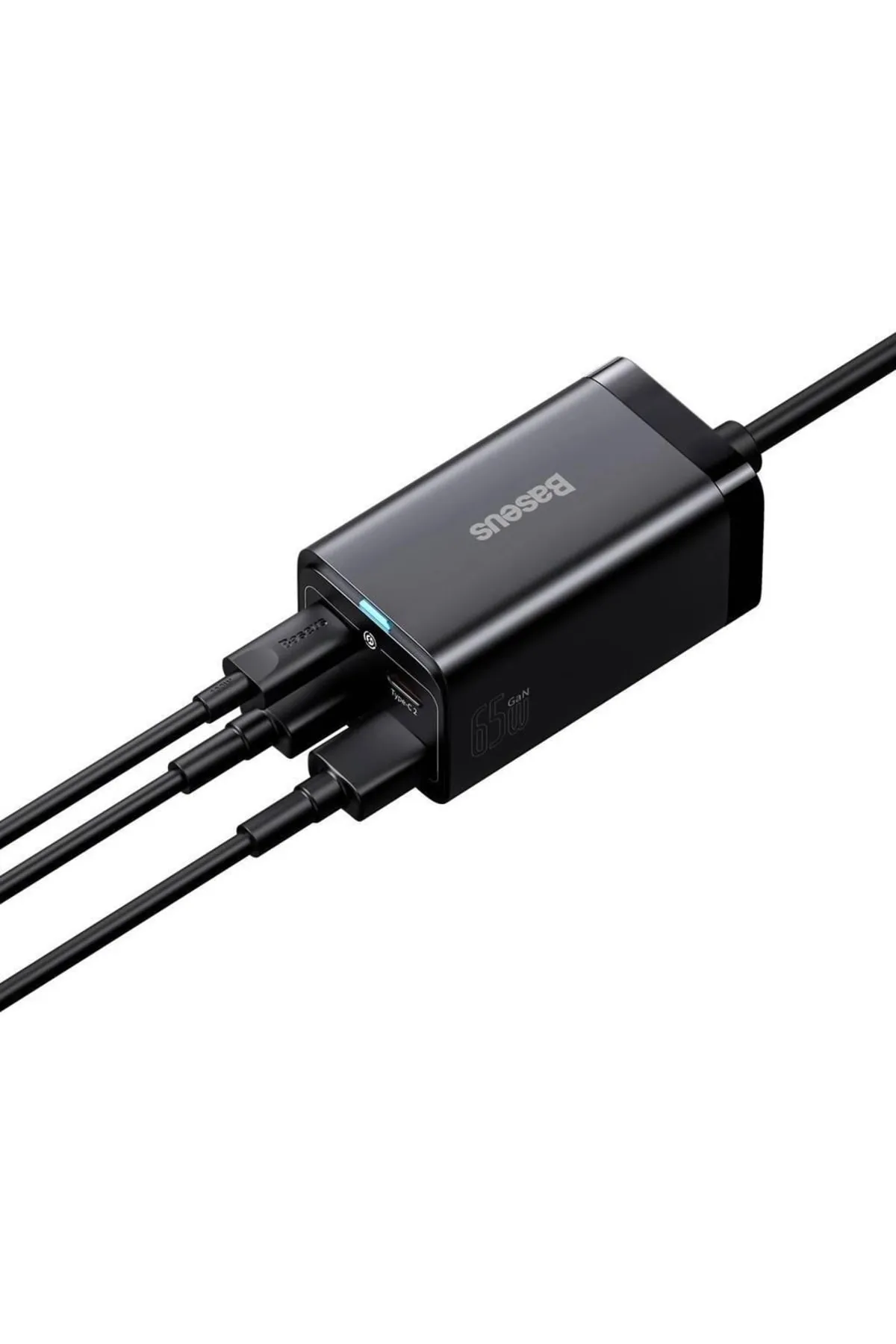 Çok sayıda USB kablosunun takılı olduğu siyah bir şarj bloğu, beyaz arka plan.