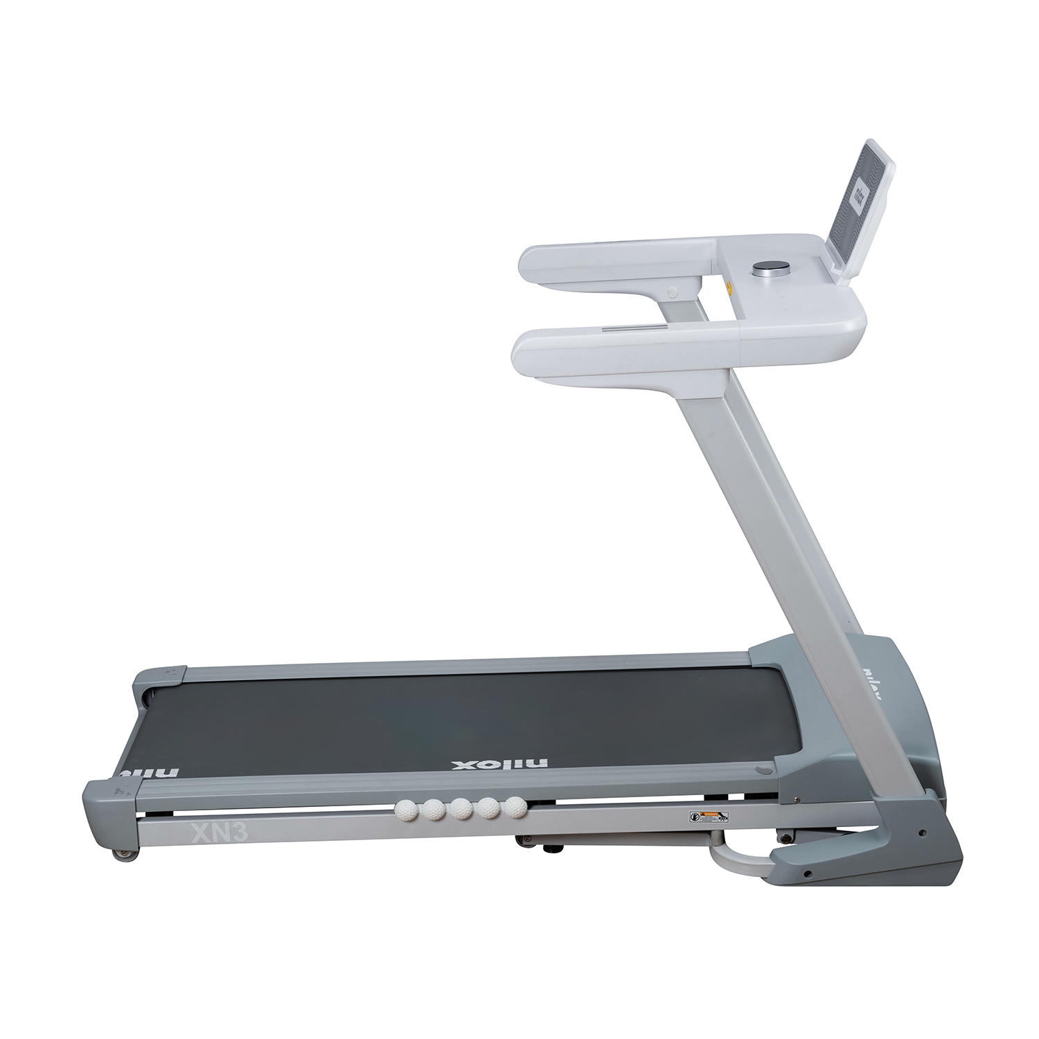 Un tapis roulant bianco e grigio con display digitale, su sfondo bianco.