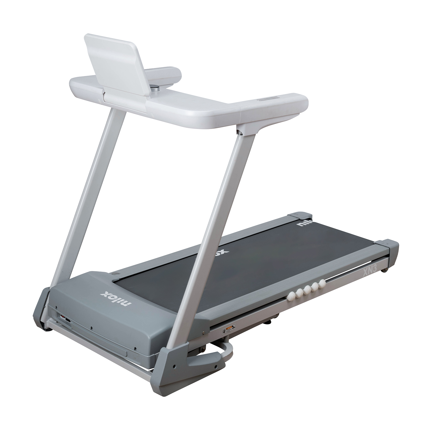 Un tapis roulant grigio con console e supporti bianchi su sfondo bianco.