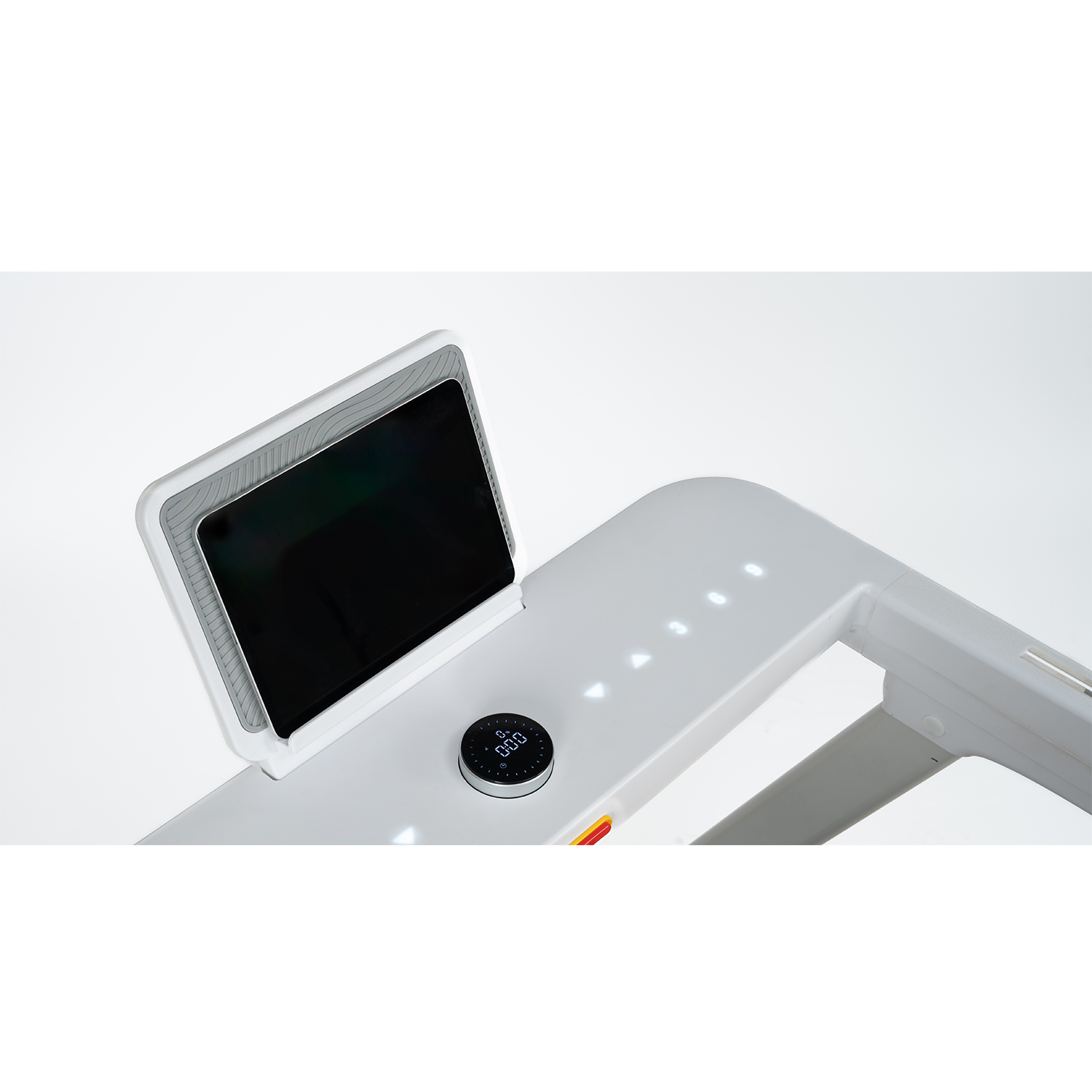 Tapis roulant bianco con supporto per tablet e pannello di controllo. Tablet nero e schermo di controllo. Sfondo bianco.
