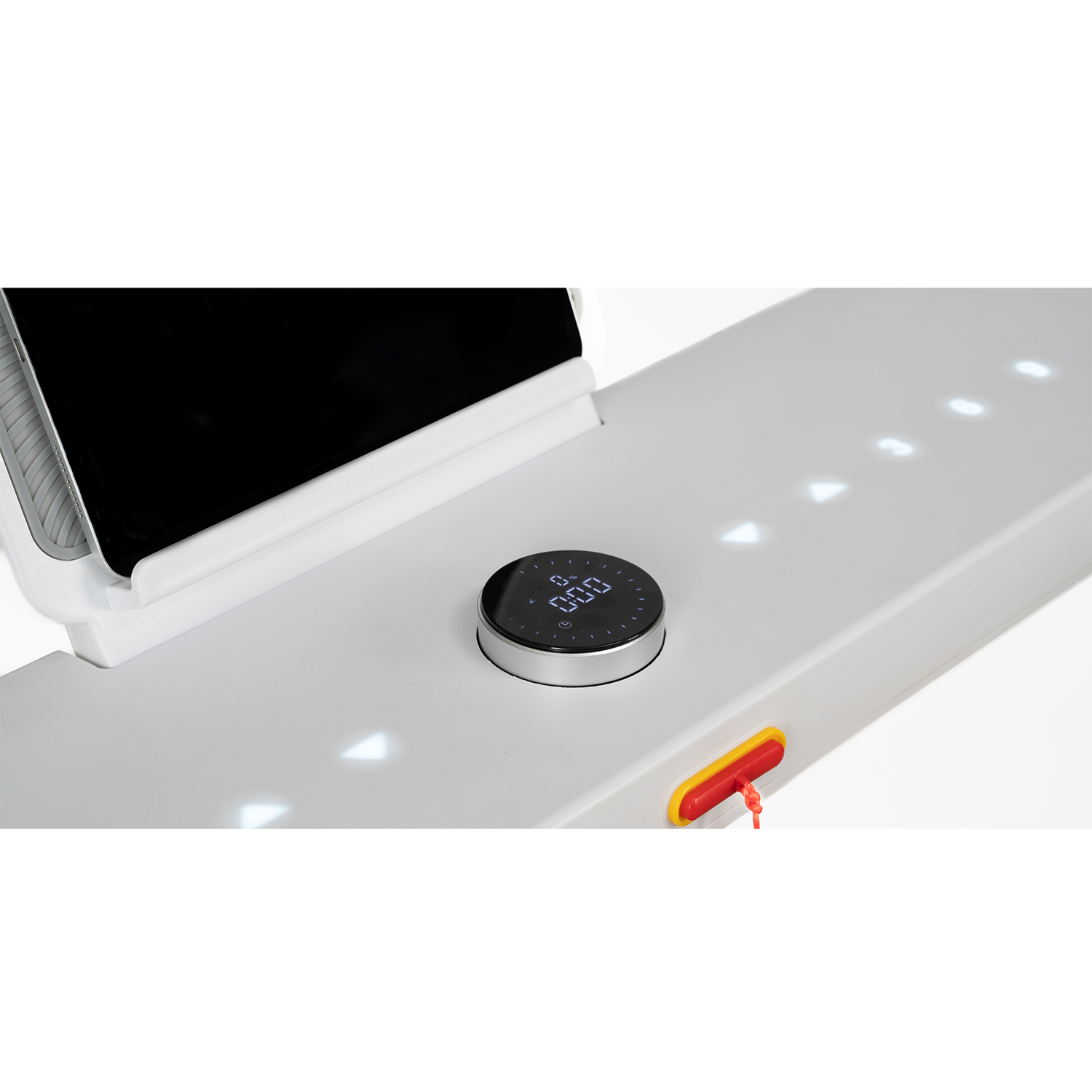 Primo piano di un pannello di controllo bianco di una macchina fitness con display e pulsanti.