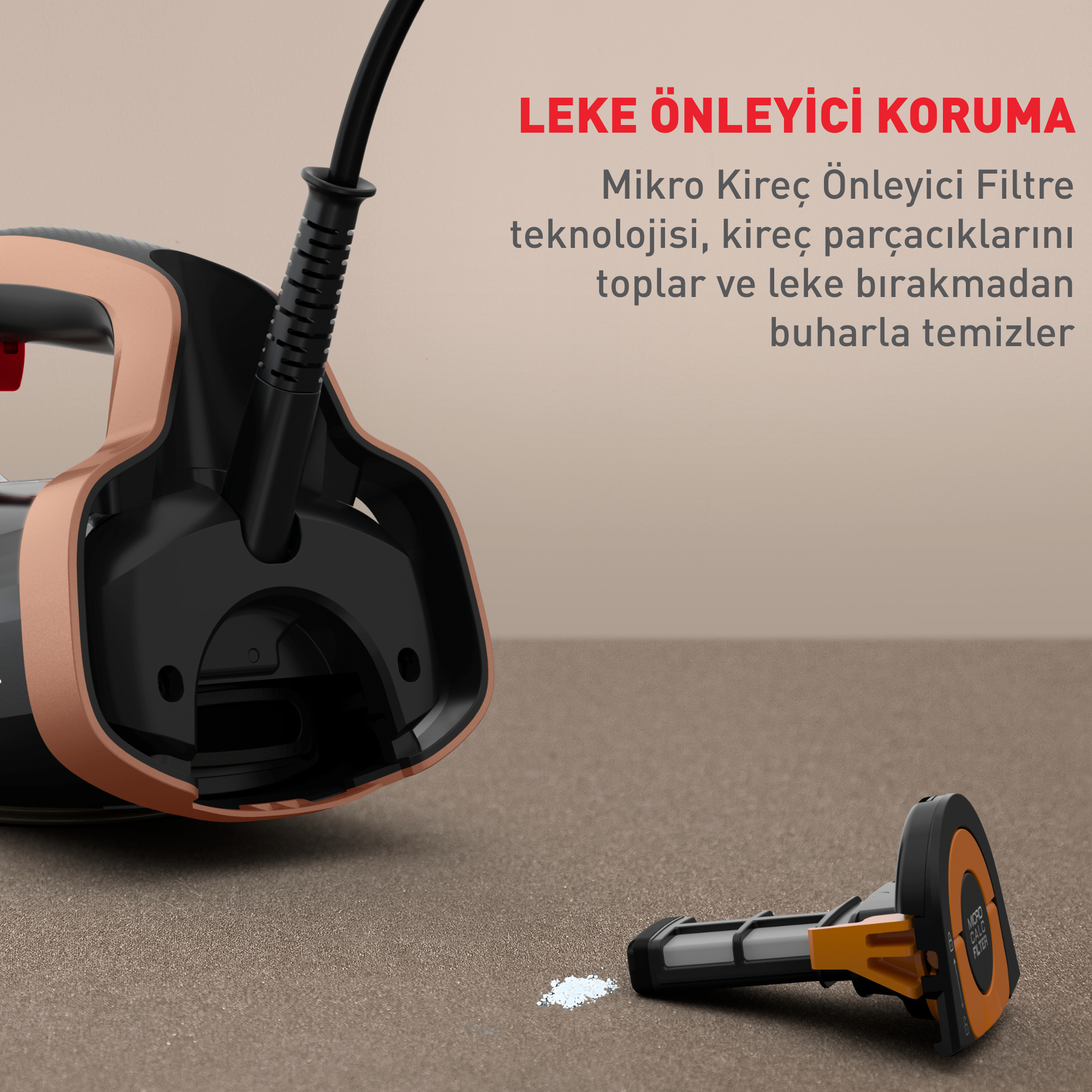 Siyah ve altın tasarımlı ütü. Kahverengi halı üzerinde, beyaz kalıntılarla.