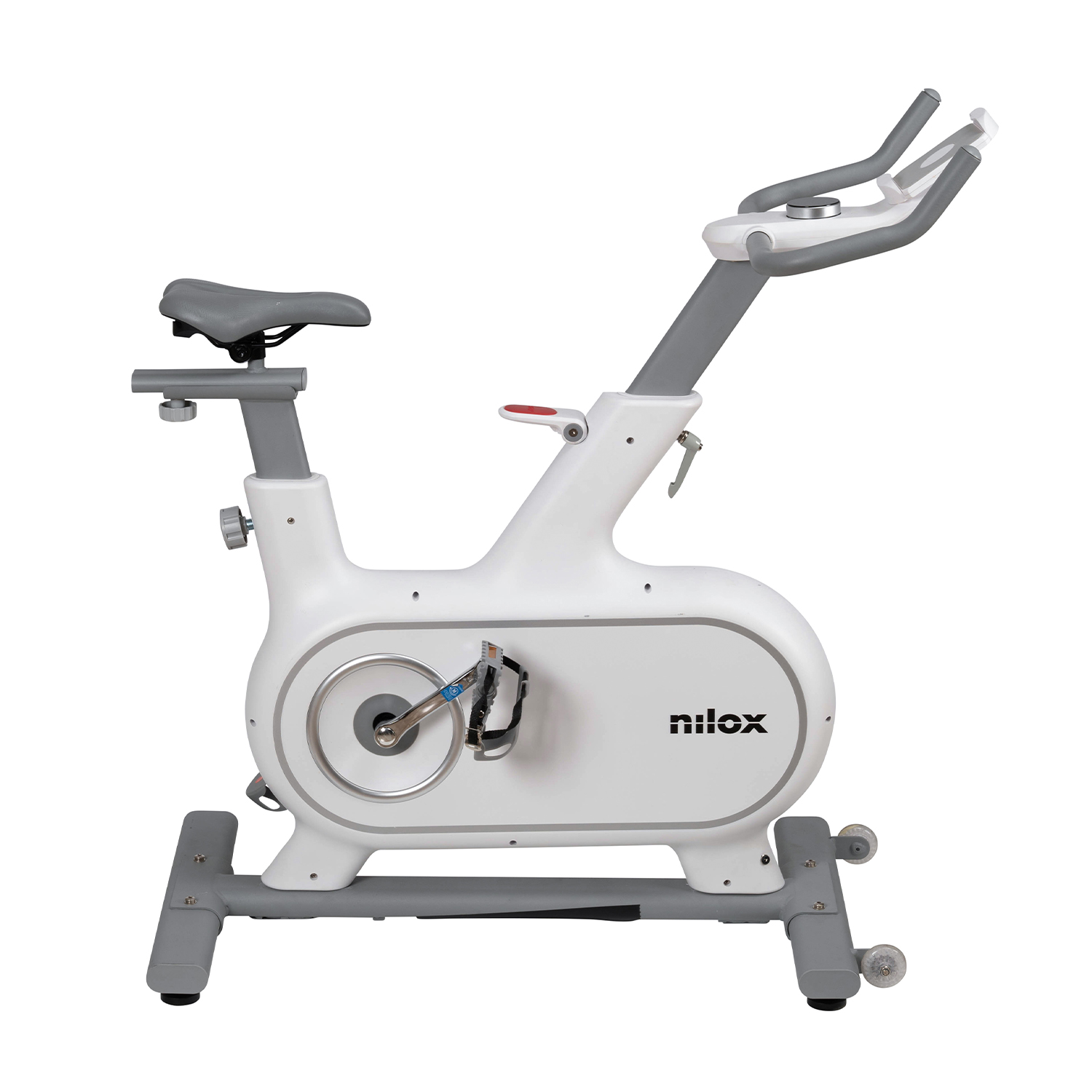Bicicletta da palestra bianca e grigia con 'nilex', striscia rossa sul sedile. Base e manubrio grigi.
