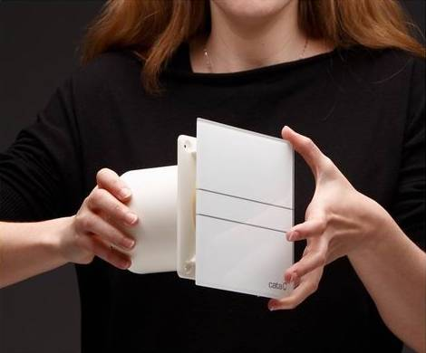 Egy személy fehér szellőzőnyílást tart.