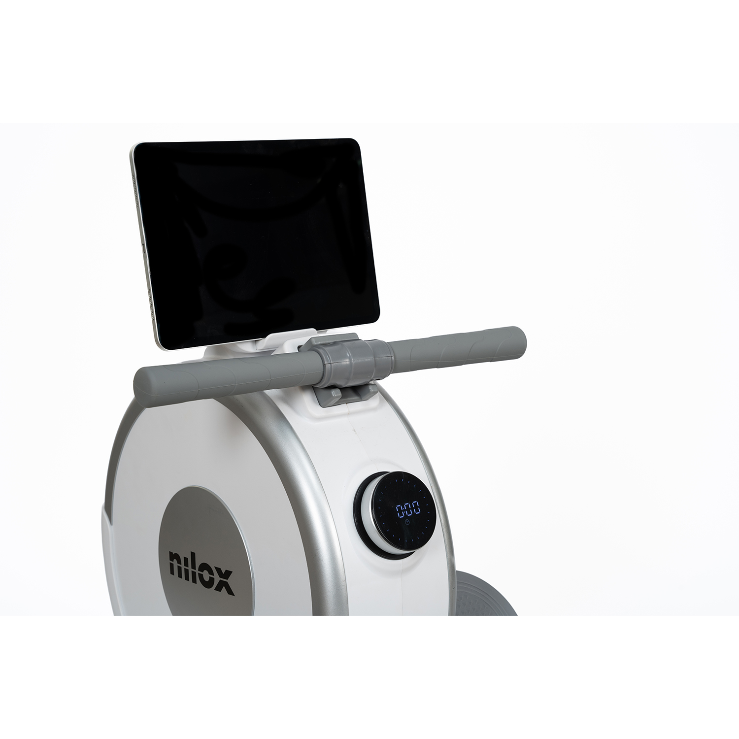 Una macchina da palestra bianca e grigia con supporto per tablet e un piccolo display.