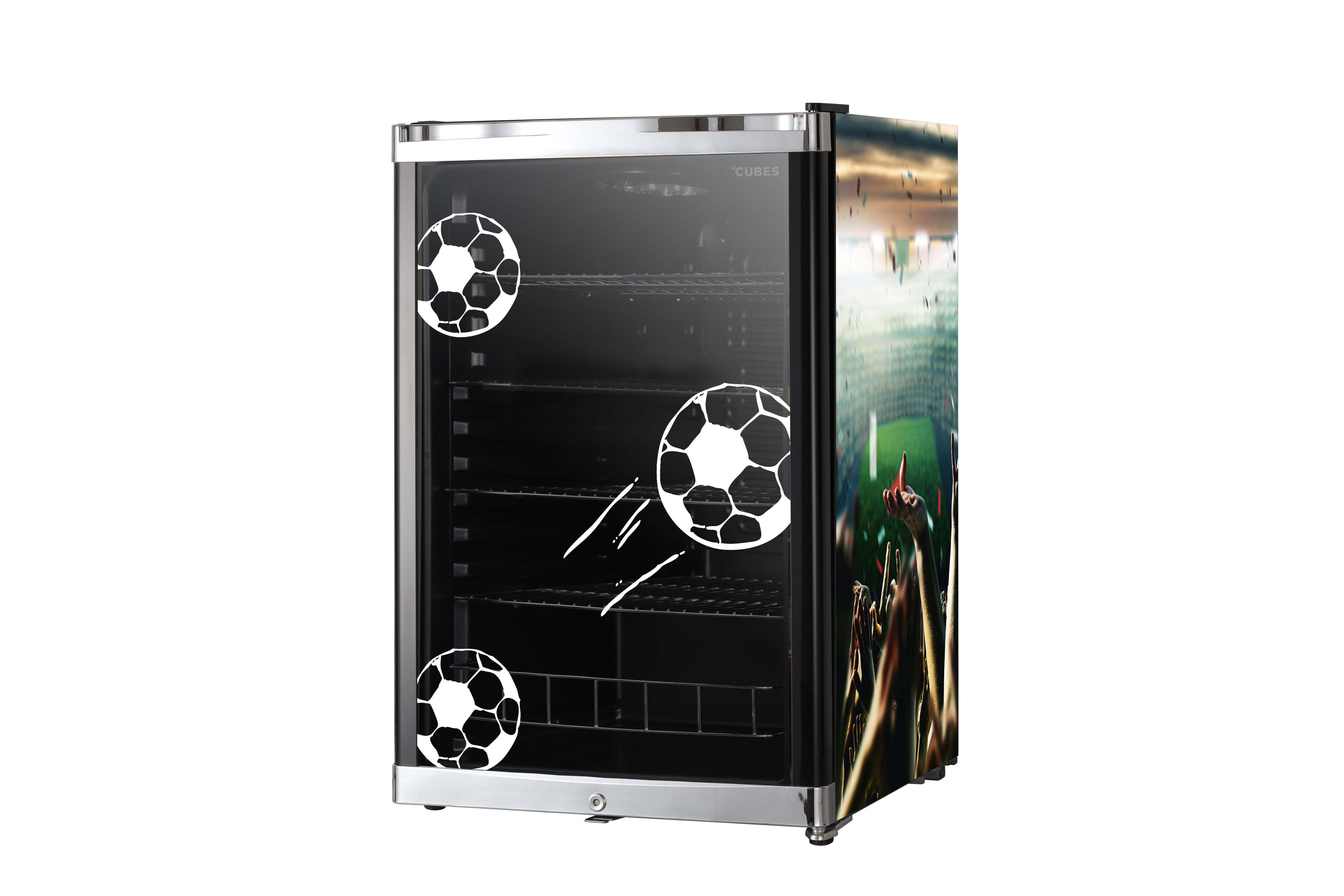 Minikühlschrank mit Fußballgrafiken. Fußbälle scheinen darauf zuzufiegen.
