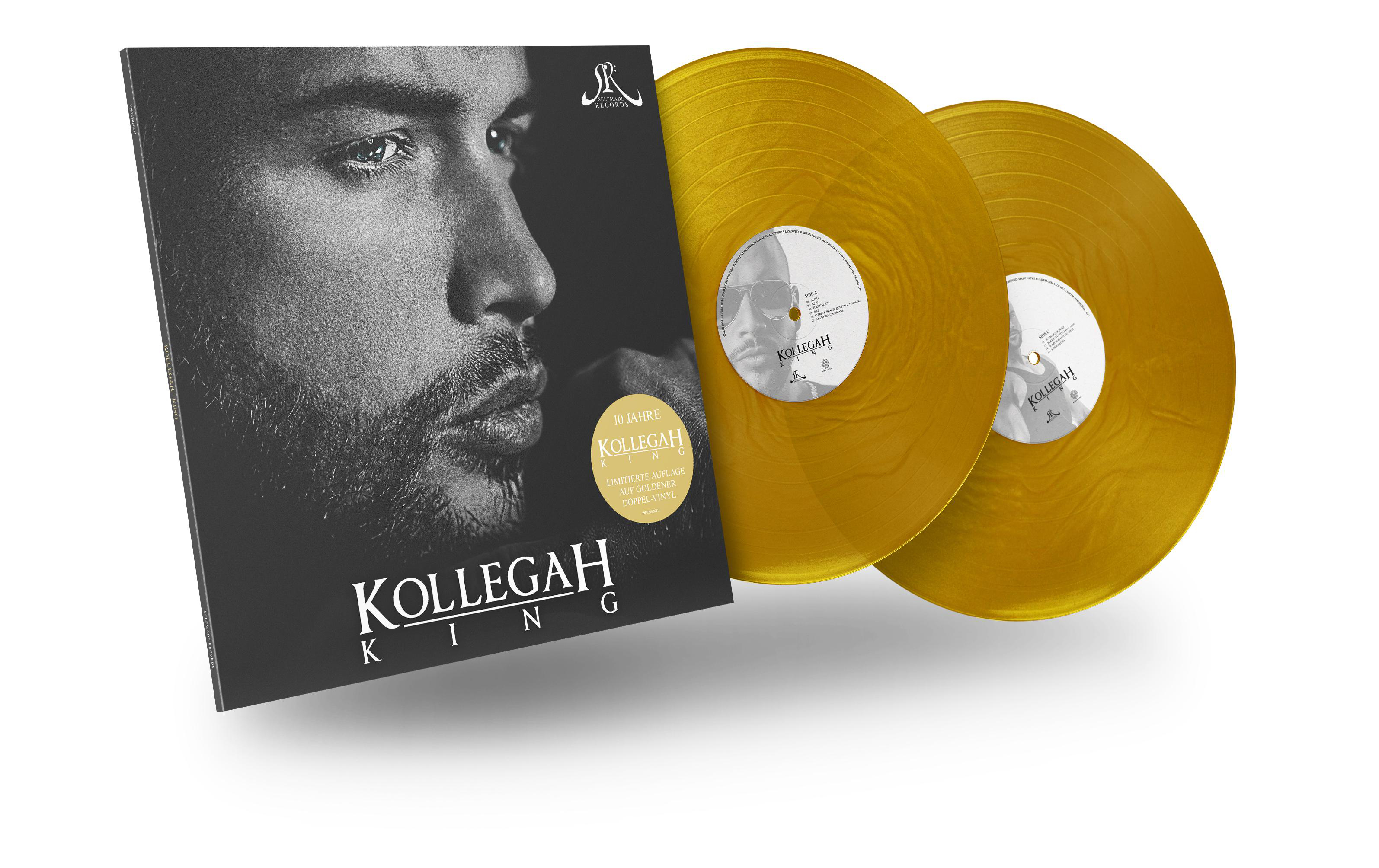 Zwei goldene Schallplatten und Albumcover mit einem Männergesicht. Weißer Hintergrund.