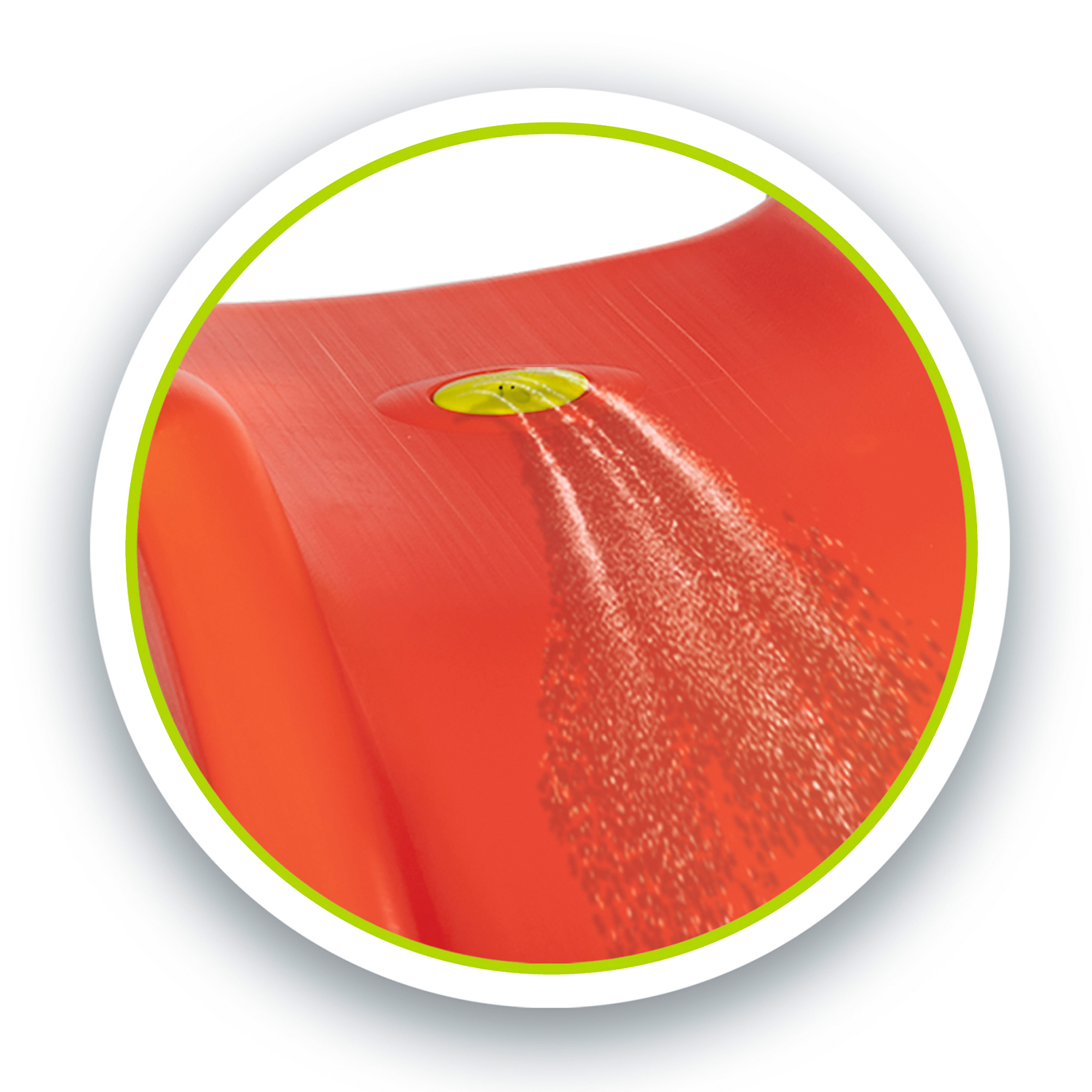 Primo piano di un oggetto rosso con un ugello giallo che spruzza acqua.