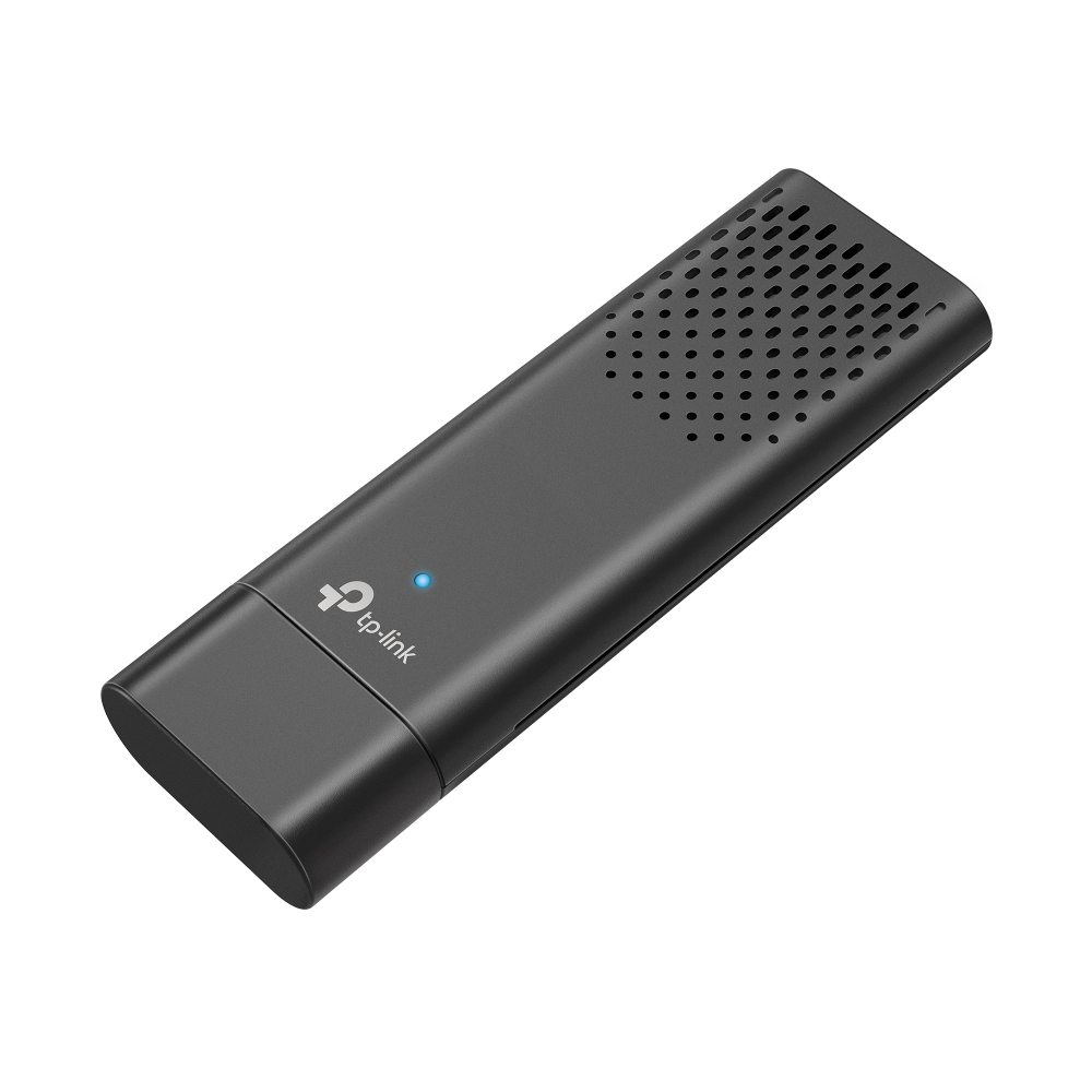 Siyah bir TP-Link ağ adaptörü, dikdörtgen, küçük mavi ışık ve havalandırma delikleri ile.