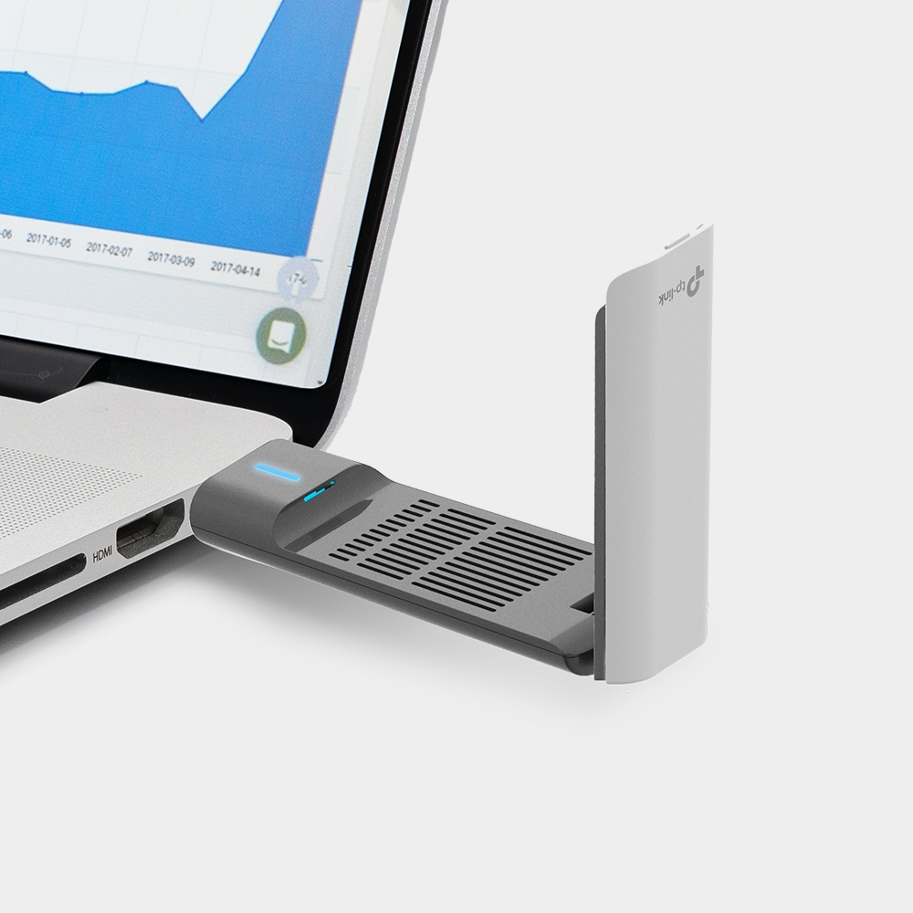 Bağlı gri bir dongle ile dizüstü bilgisayar, grafik gösteriyor.