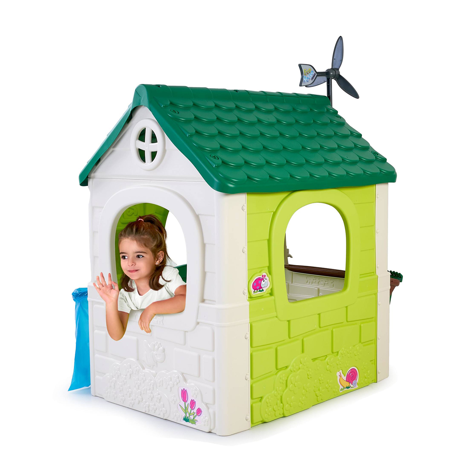 Una bambina saluta da una casetta colorata con tetto verde, su sfondo bianco.