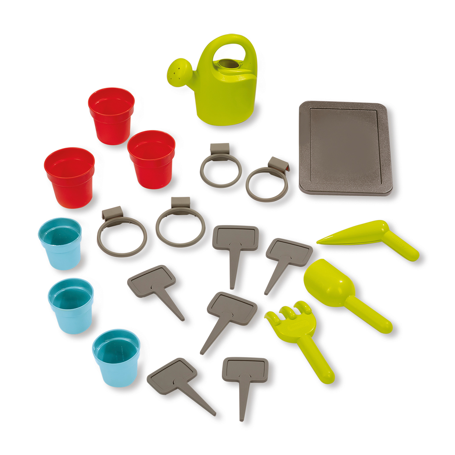 Set da giardinaggio con vasi rossi e blu, annaffiatoio verde e attrezzi su sfondo bianco.