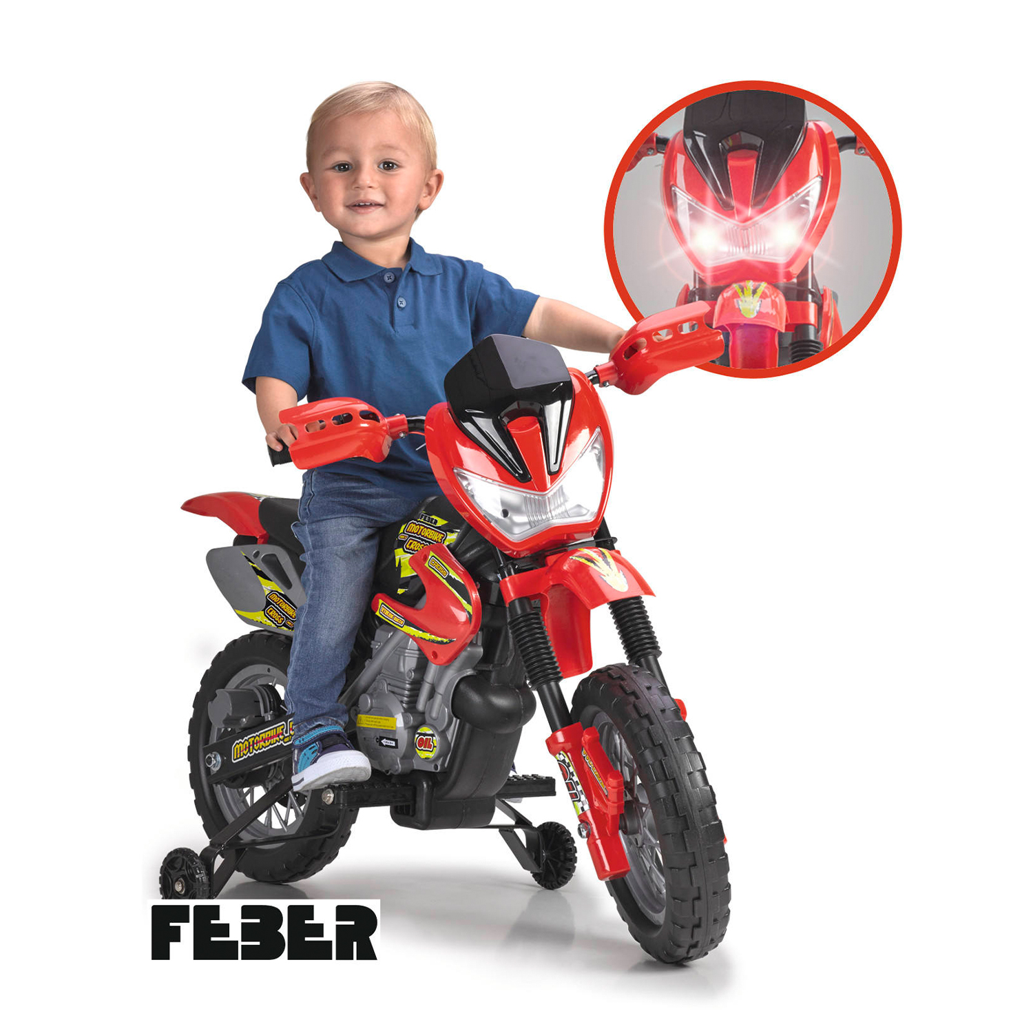 Un ragazzino su una moto giocattolo rossa con rotelle, luci accese.