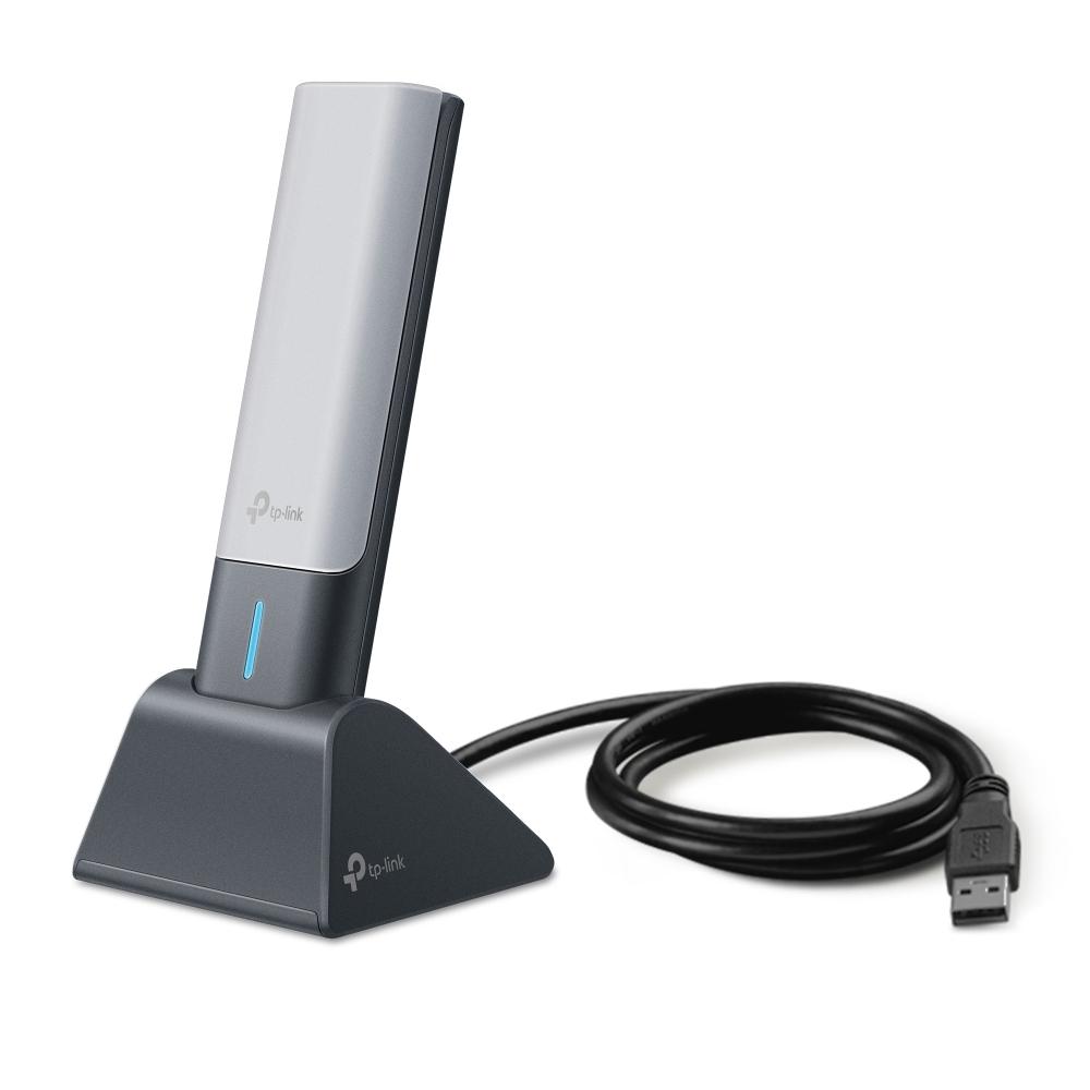 Tabanında mavi ışık ve siyah bir kablo bulunan siyah ve gri bir USB uzatıcı.