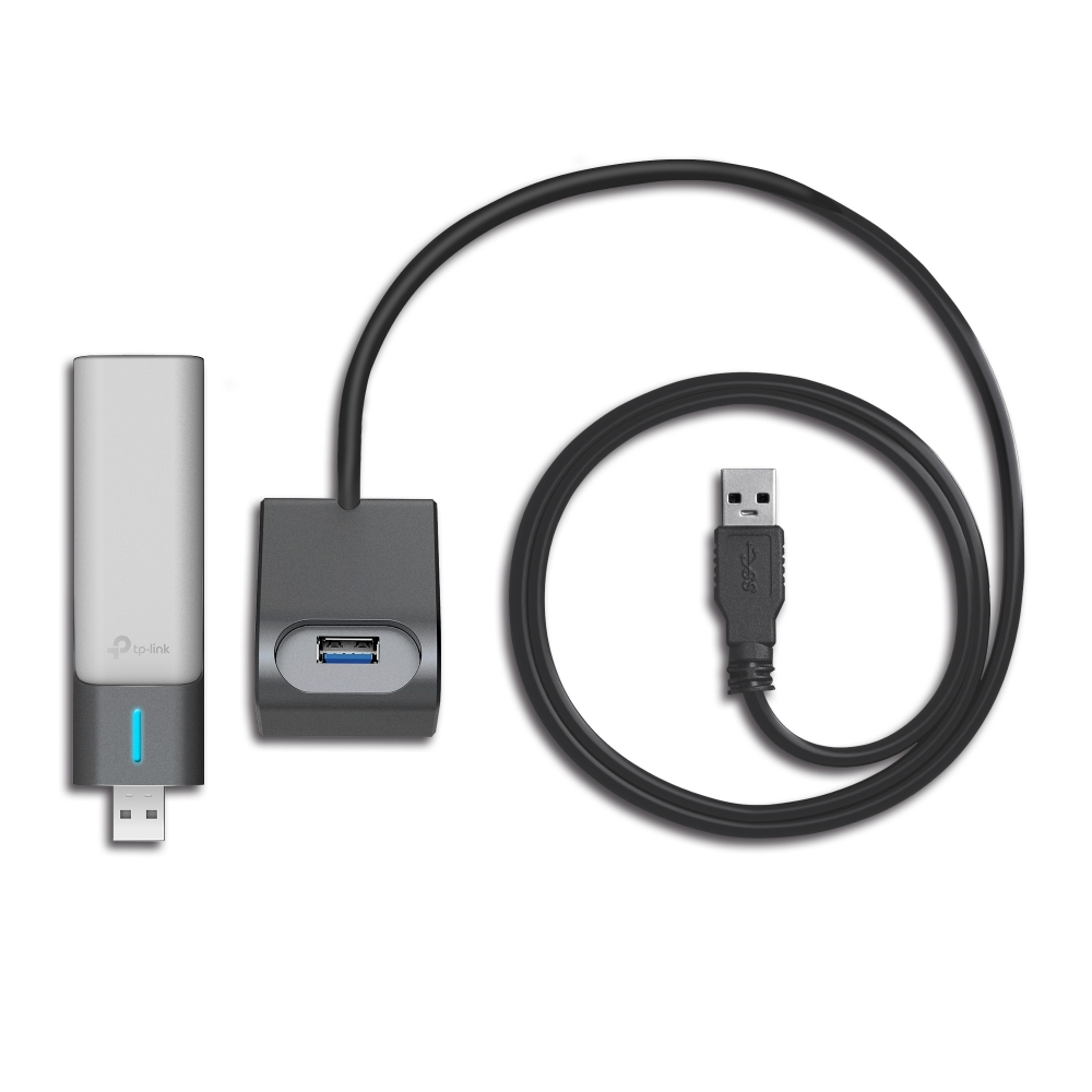 Beyaz ve gri USB hub, siyah bir USB kablosuyla, beyaz bir arka planda.