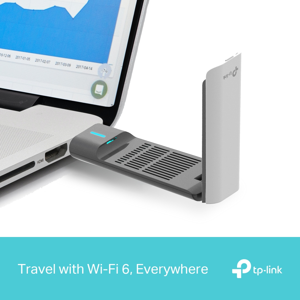 Metinle birlikte bir TP-Link Wi-Fi 6 adaptörüne bağlı dizüstü bilgisayar.