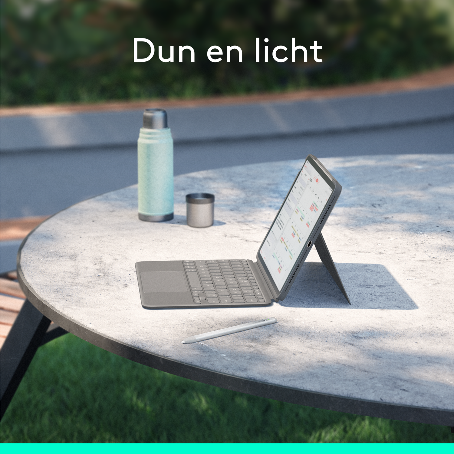A laptop on a table with a pencil and a thermos, with the text 'Dun en licht'.