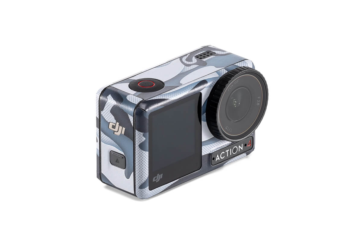Beyaz bir arka plan üzerinde beyaz ve gri kamuflajlı bir DJI Action 4 kamerası.