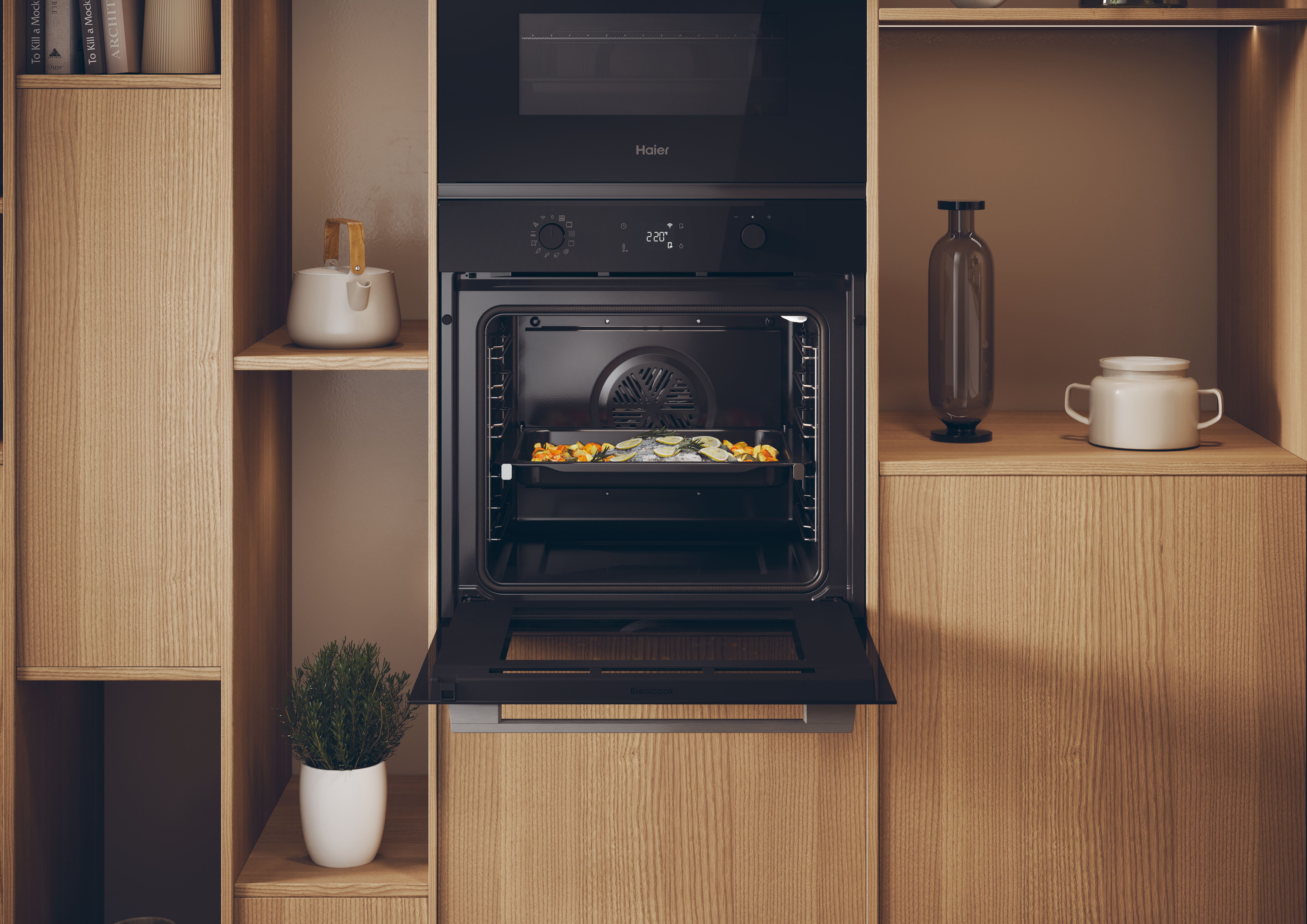 Un horno abierto con comida dentro, colocado en un mueble de madera. Otros elementos de cocina visibles.