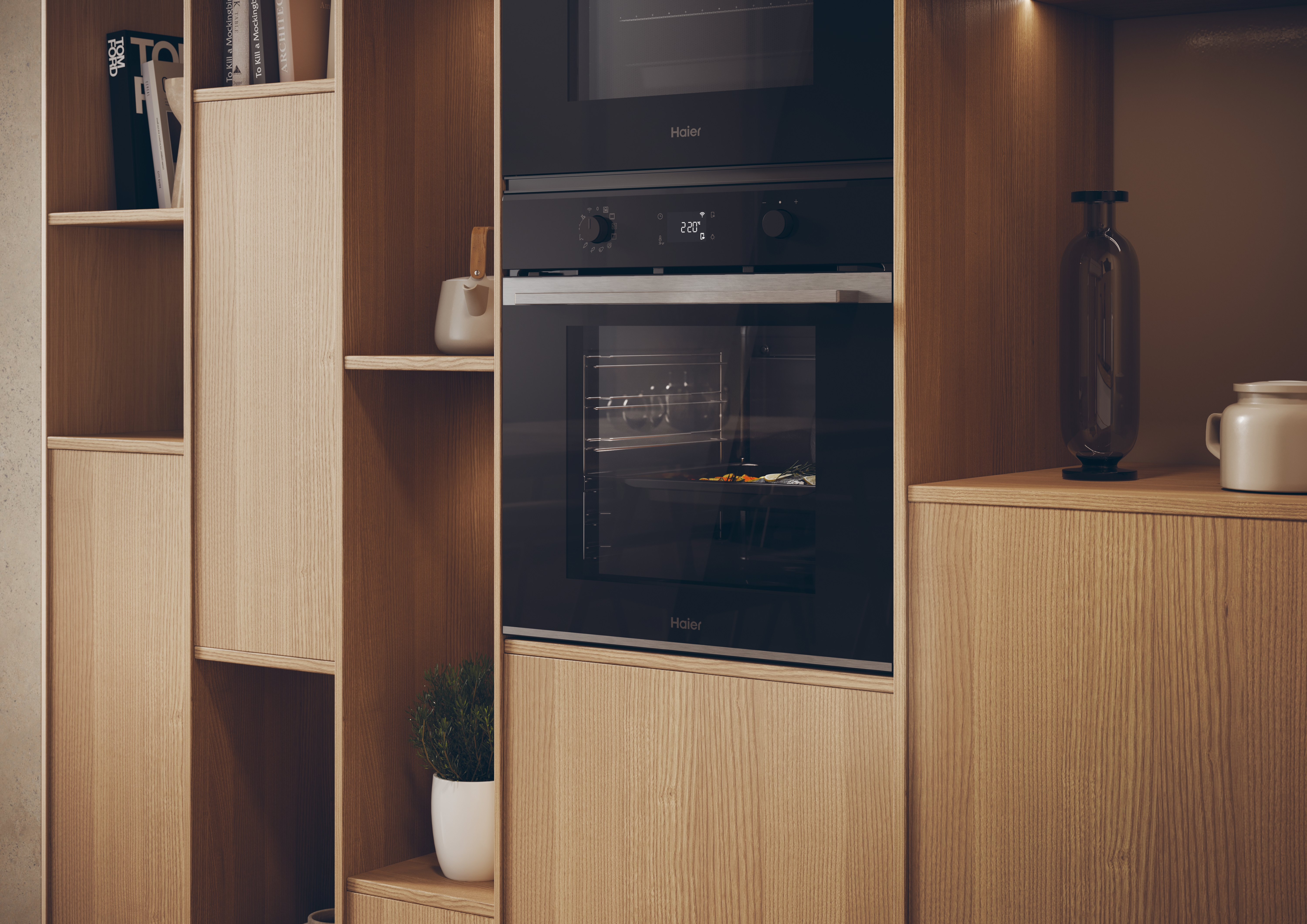 Interior de cocina con horno empotrado y estanterías. Madera y tonos neutros.