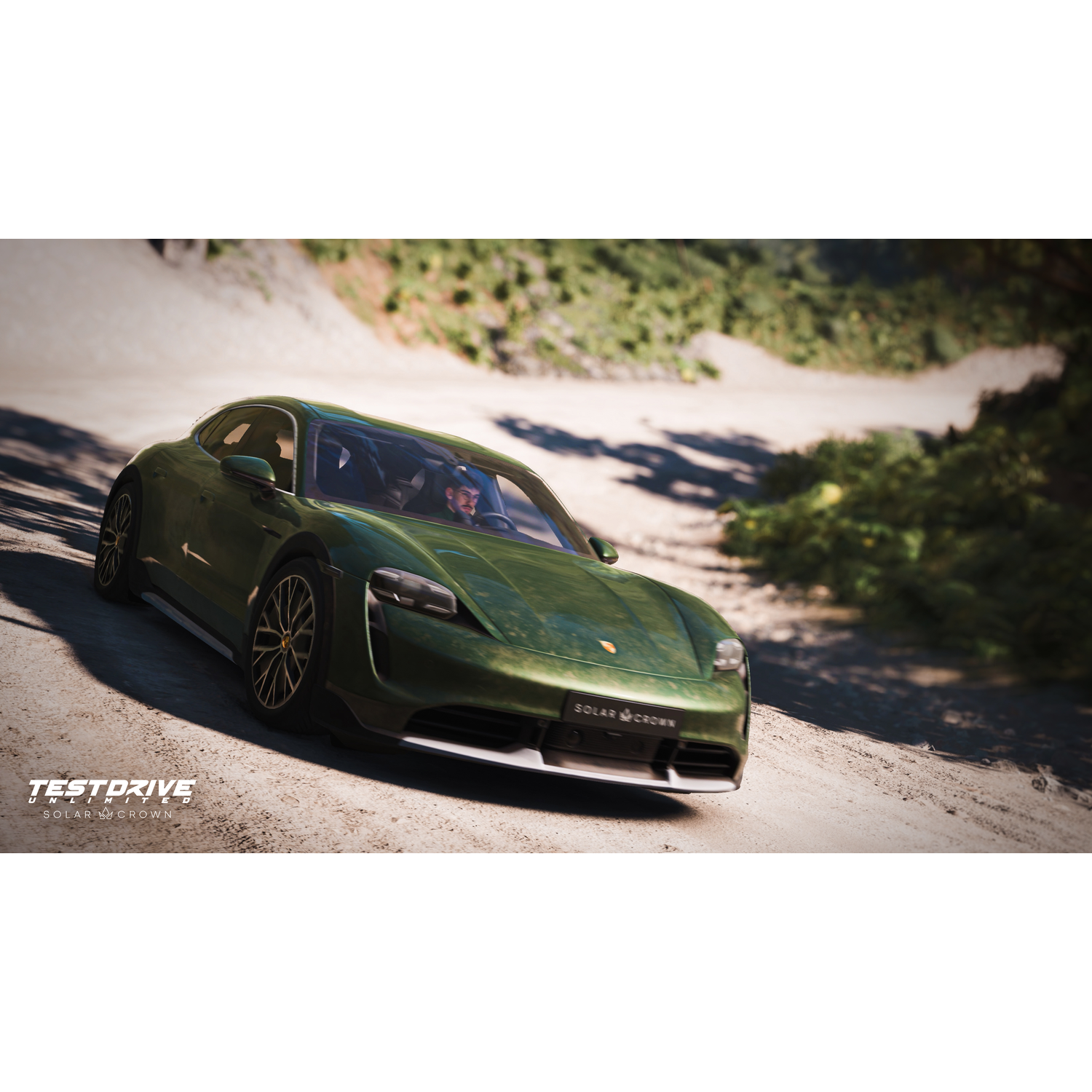 Een groene Porsche racet op een onverharde weg. Het logo van de game is zichtbaar.