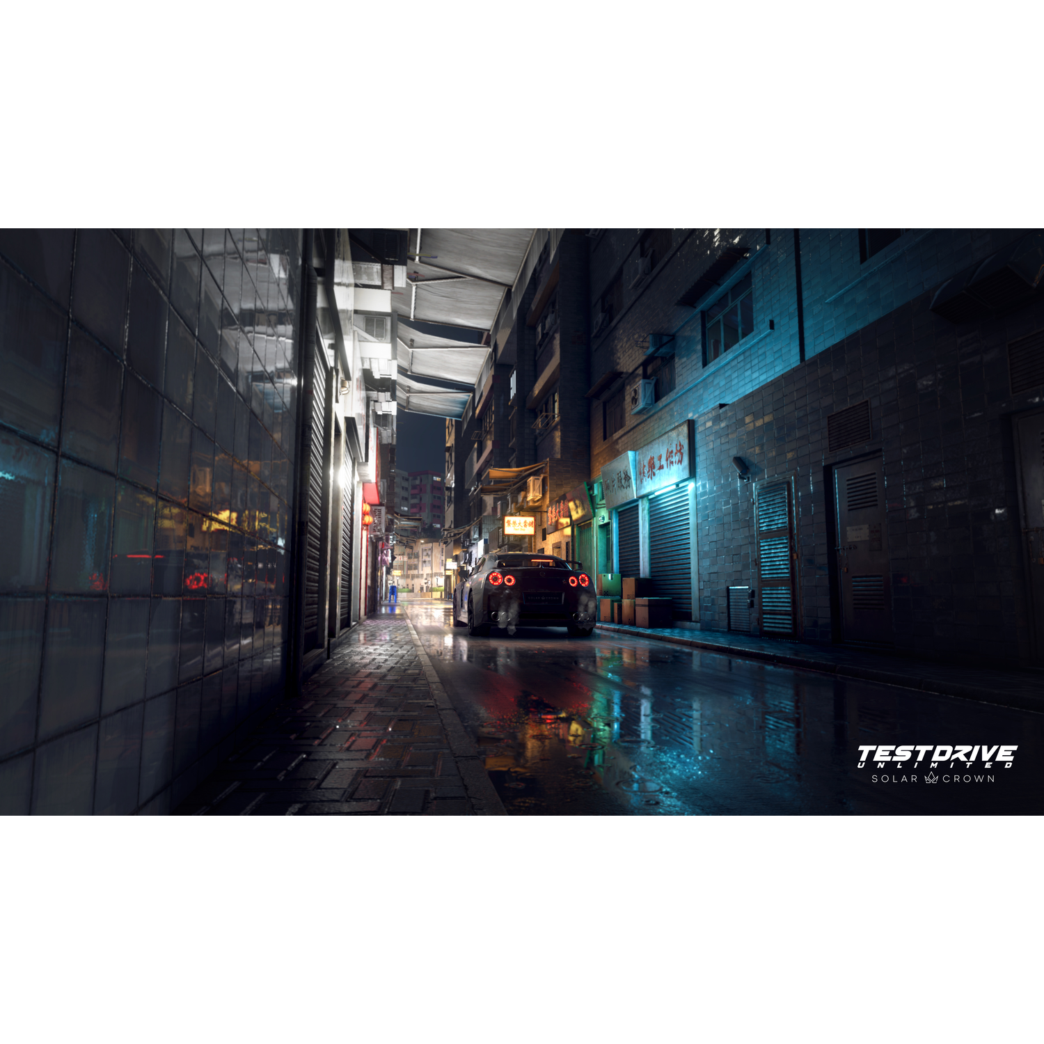 Nachtscène in een steeg met een auto, neonlichten en reflecties op de natte grond.